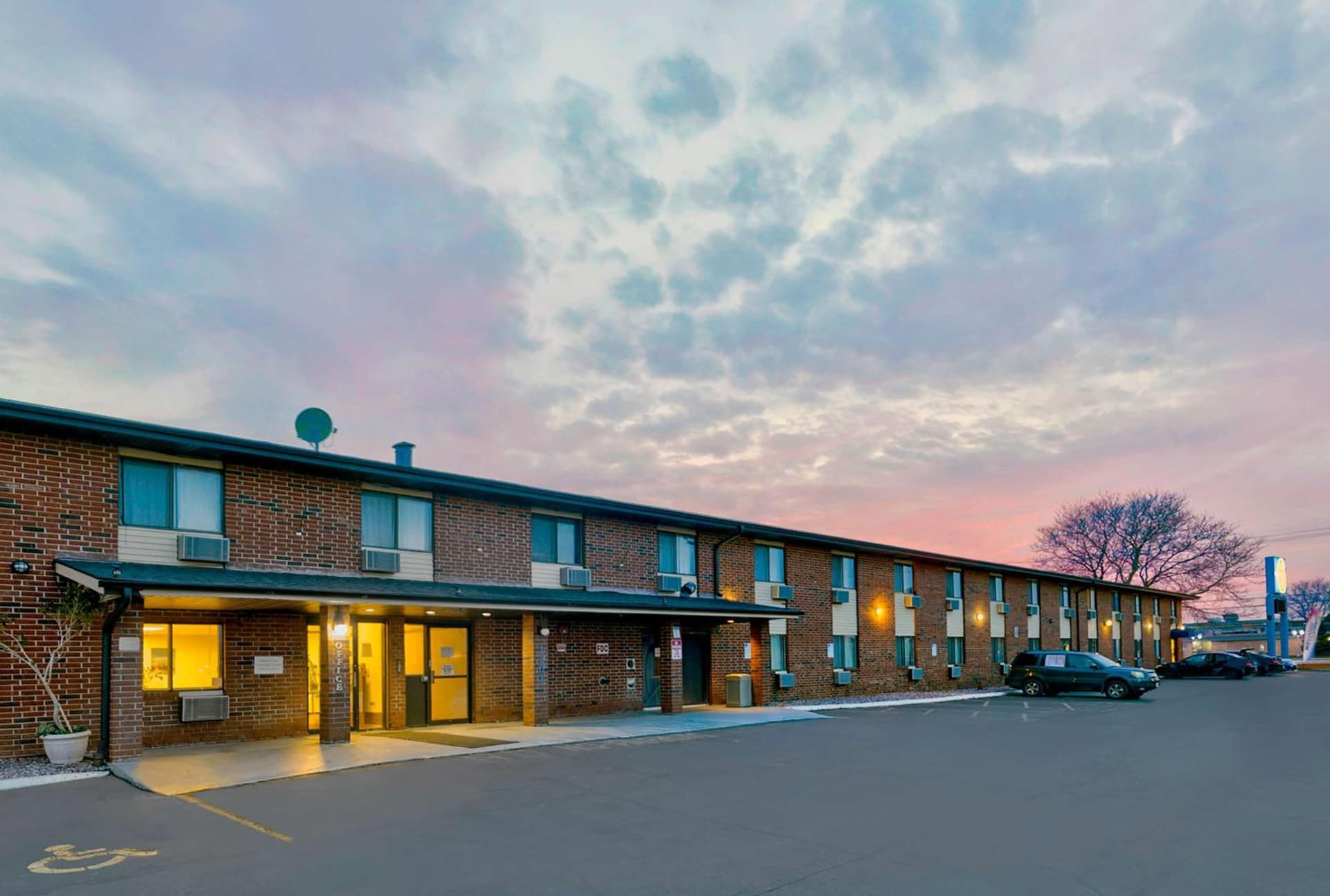 Motel 6-Oak Creek, WI interior in Oak Creek, WI — gallery photo 2