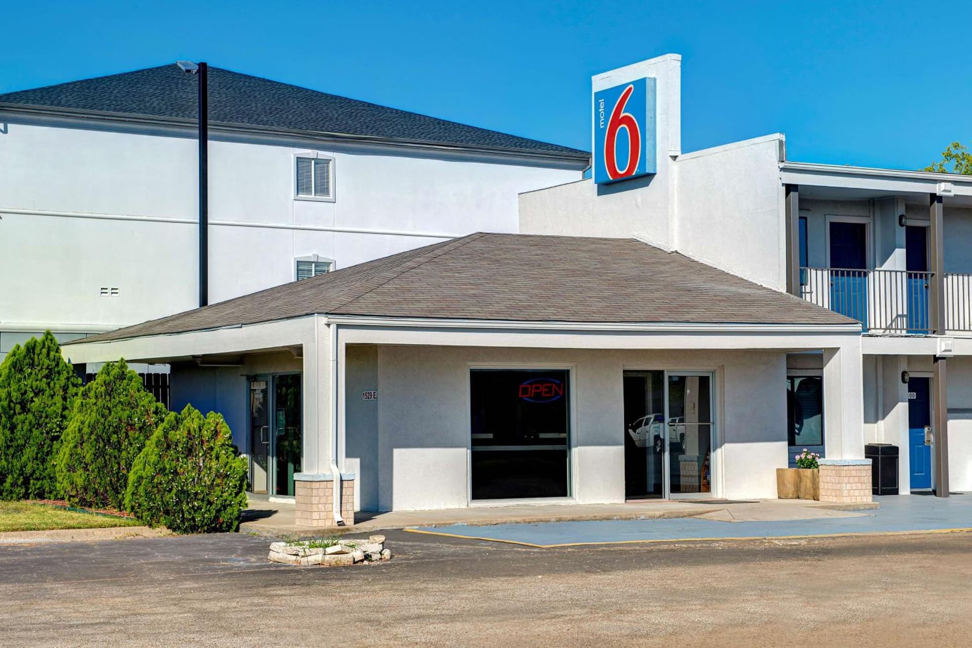 Motel 6-Sulphur Springs, TX interior in Sulphur Springs, TX — gallery photo 2