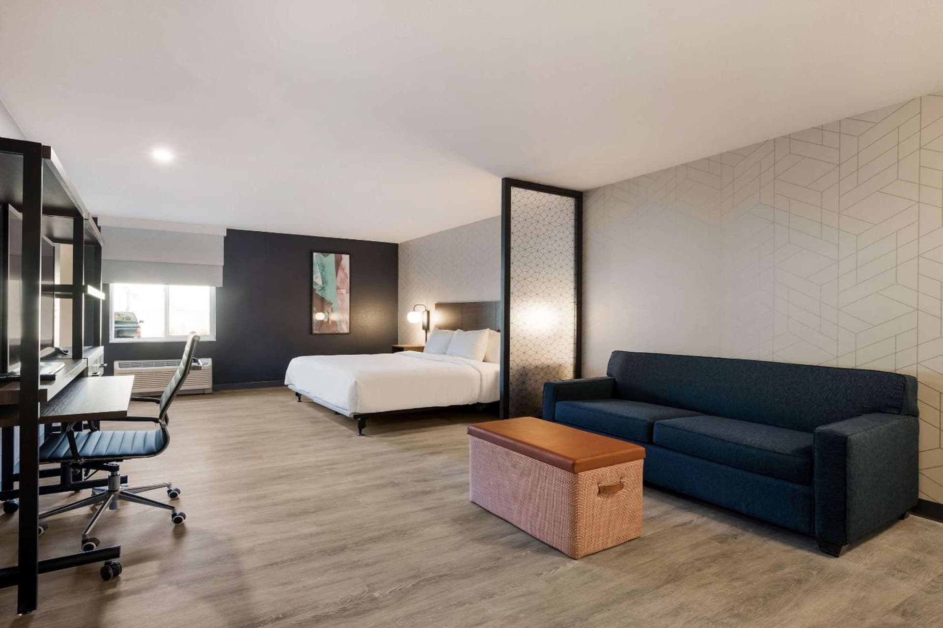 Everhome Suites Corona gallery photo in Corona, CA — image 4