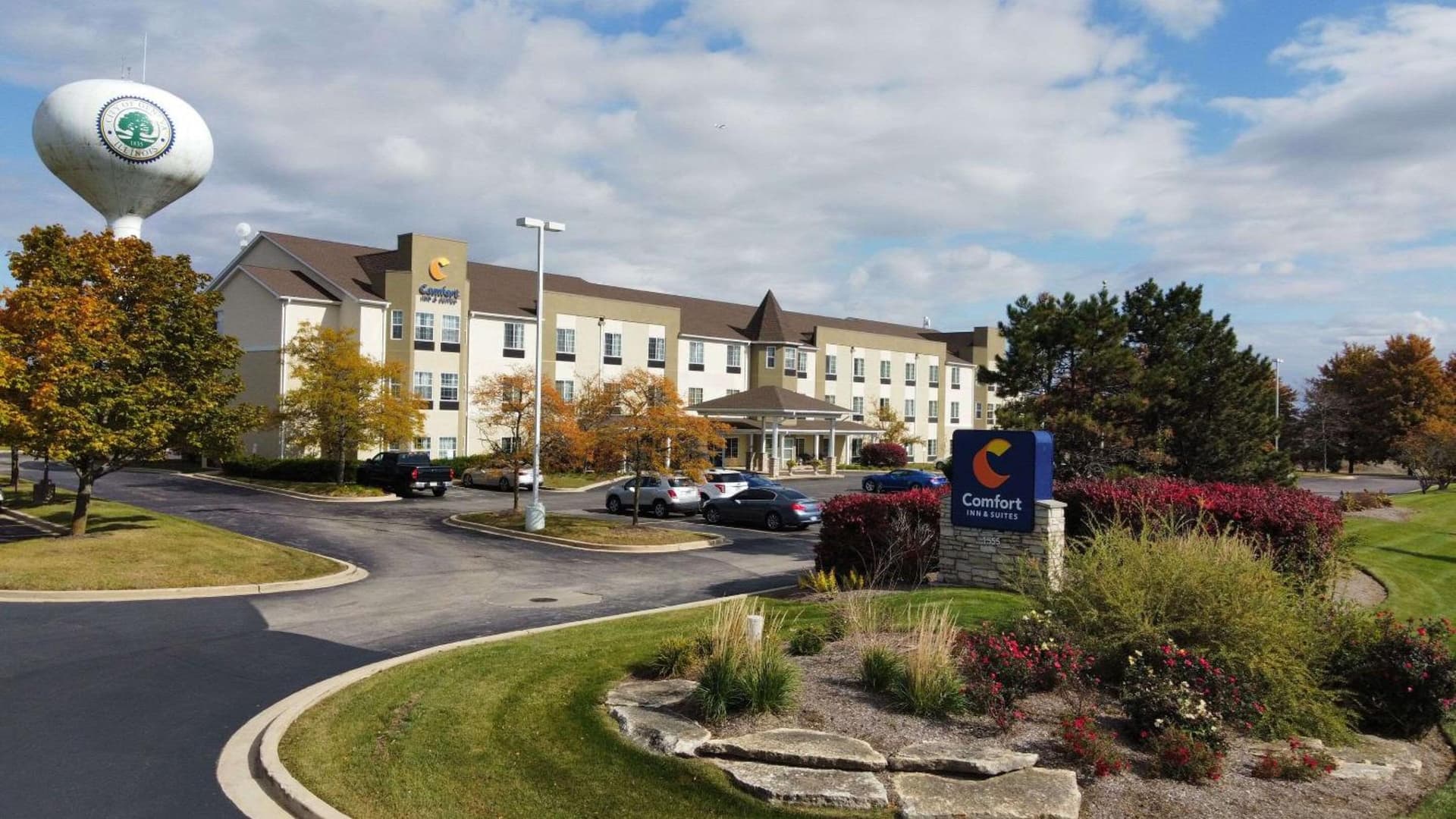 Comfort Inn & Suites Geneva- West Chicago featured exterior or lobby in Geneva, IL — similar hotel