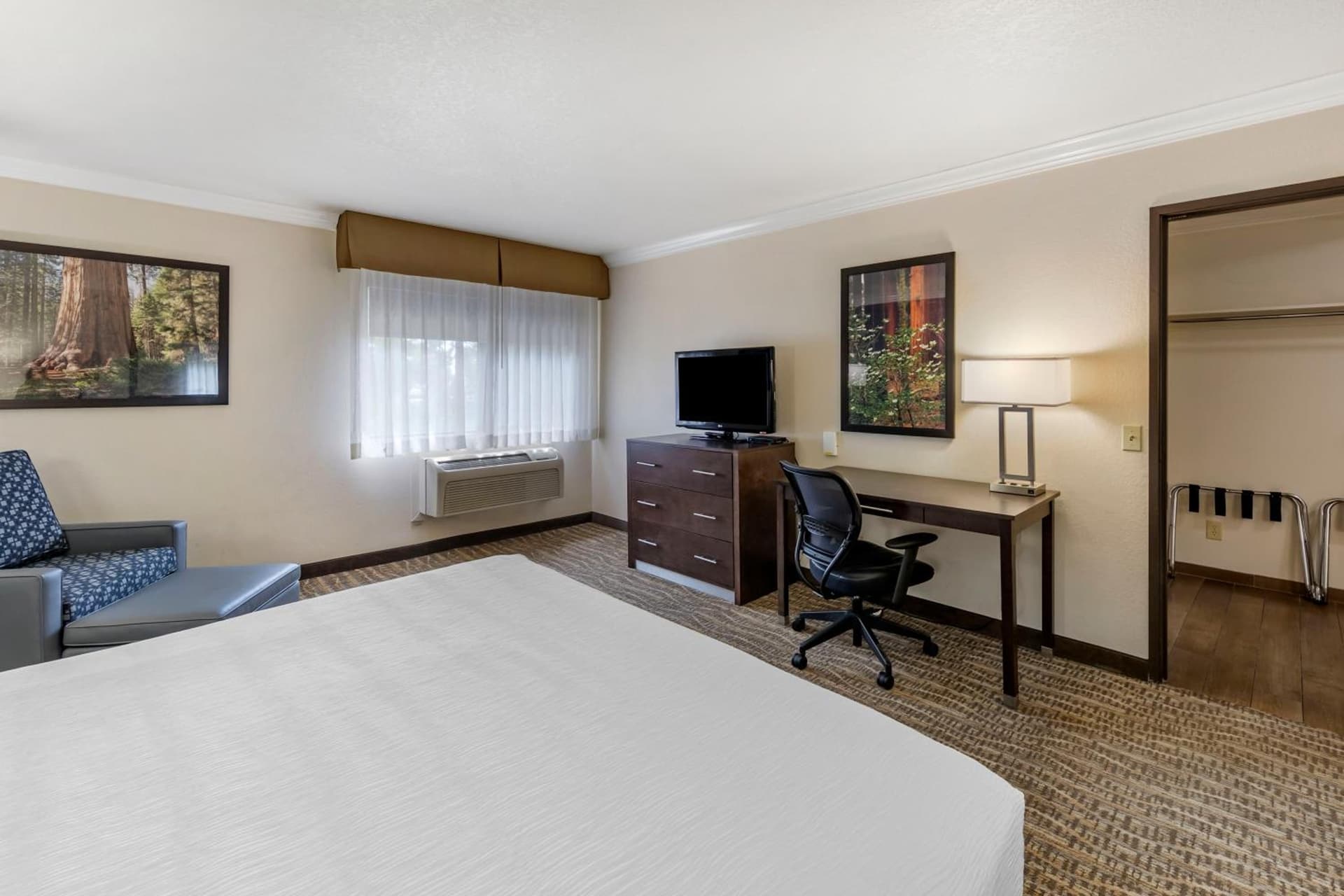 Best Western Town & Country Lodge gallery photo in Tulare, CA — image 5