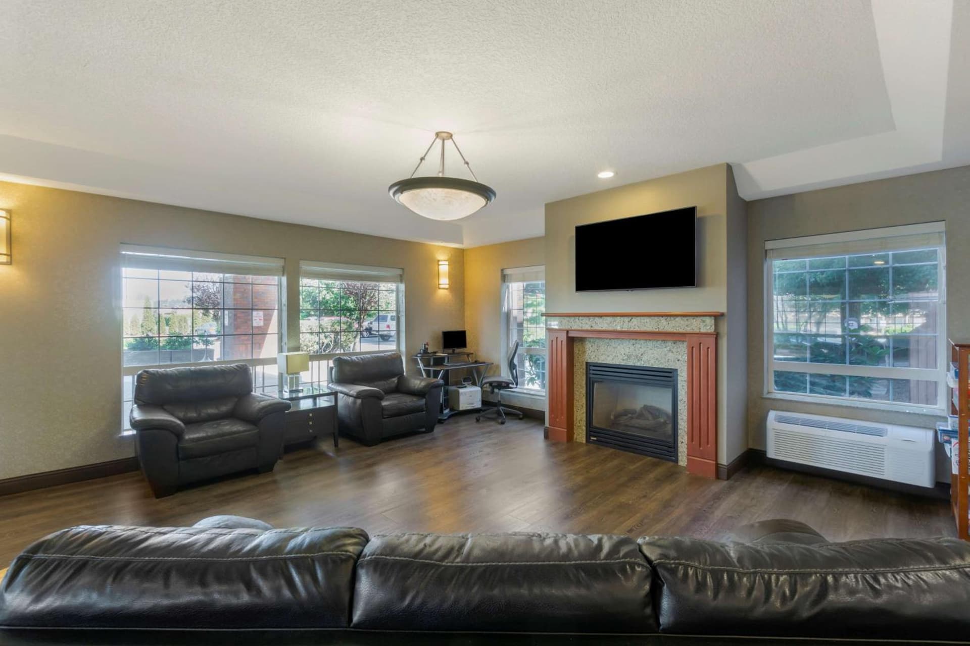 Best Western Plus Park Place Inn & Suites property views in Chehalis, WA — gallery photo 3