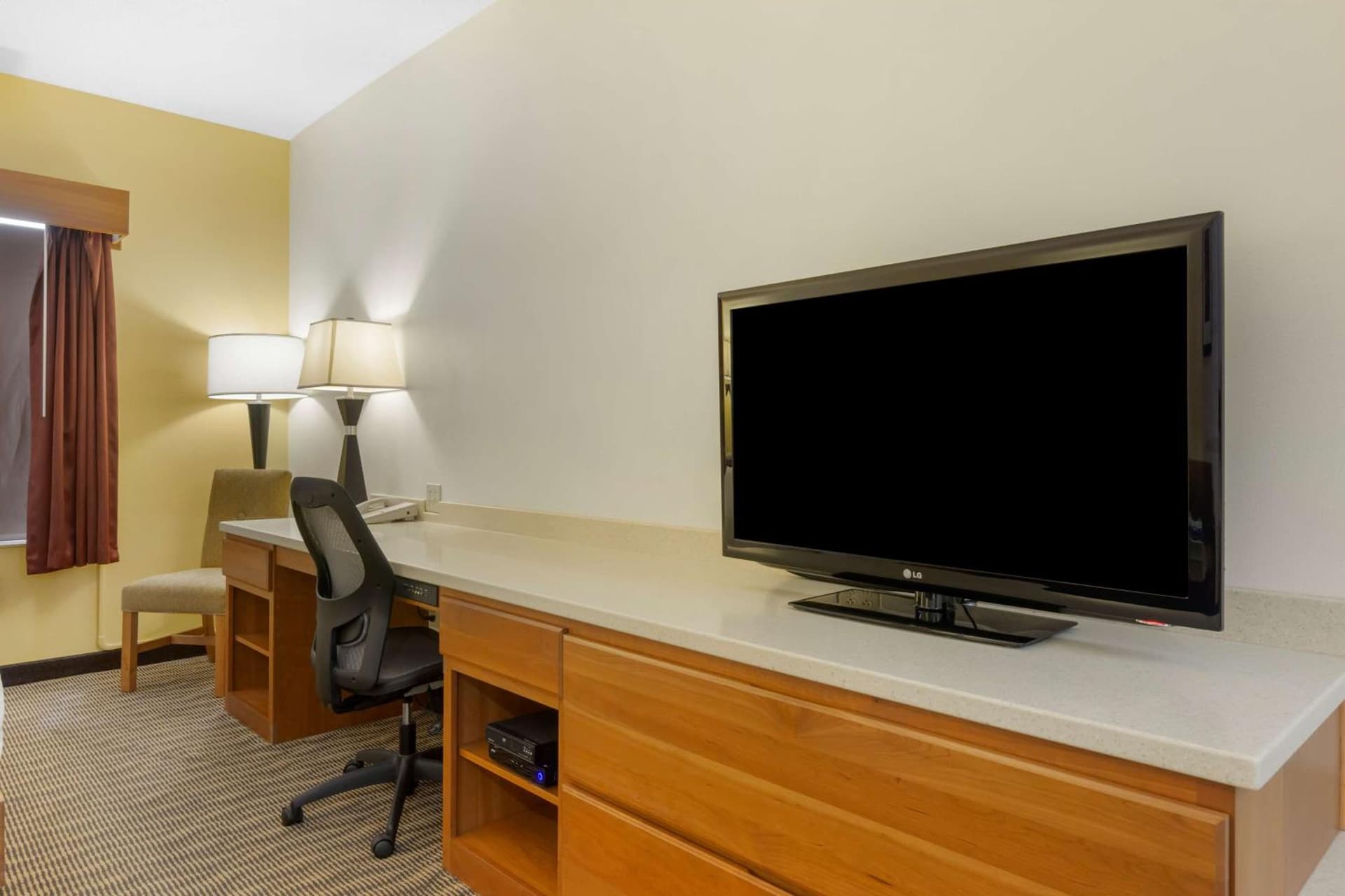 Best Western Plus Park Place Inn & Suites interior in Chehalis, WA — gallery photo 2