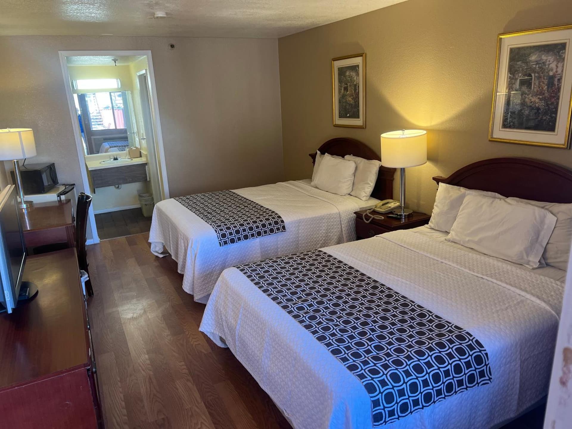 Days Inn by Wyndham Victorville - Hesperia I-15 Palmdale Road interior in Victorville, CA — gallery photo 2