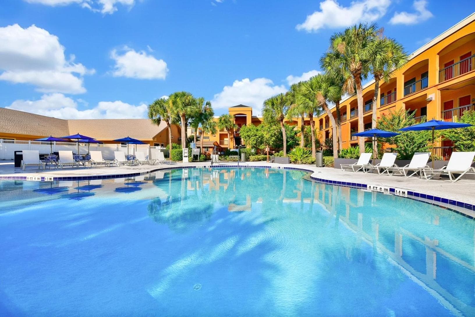 Mi Casa Hotel interior in Orlando, FL — gallery photo 2