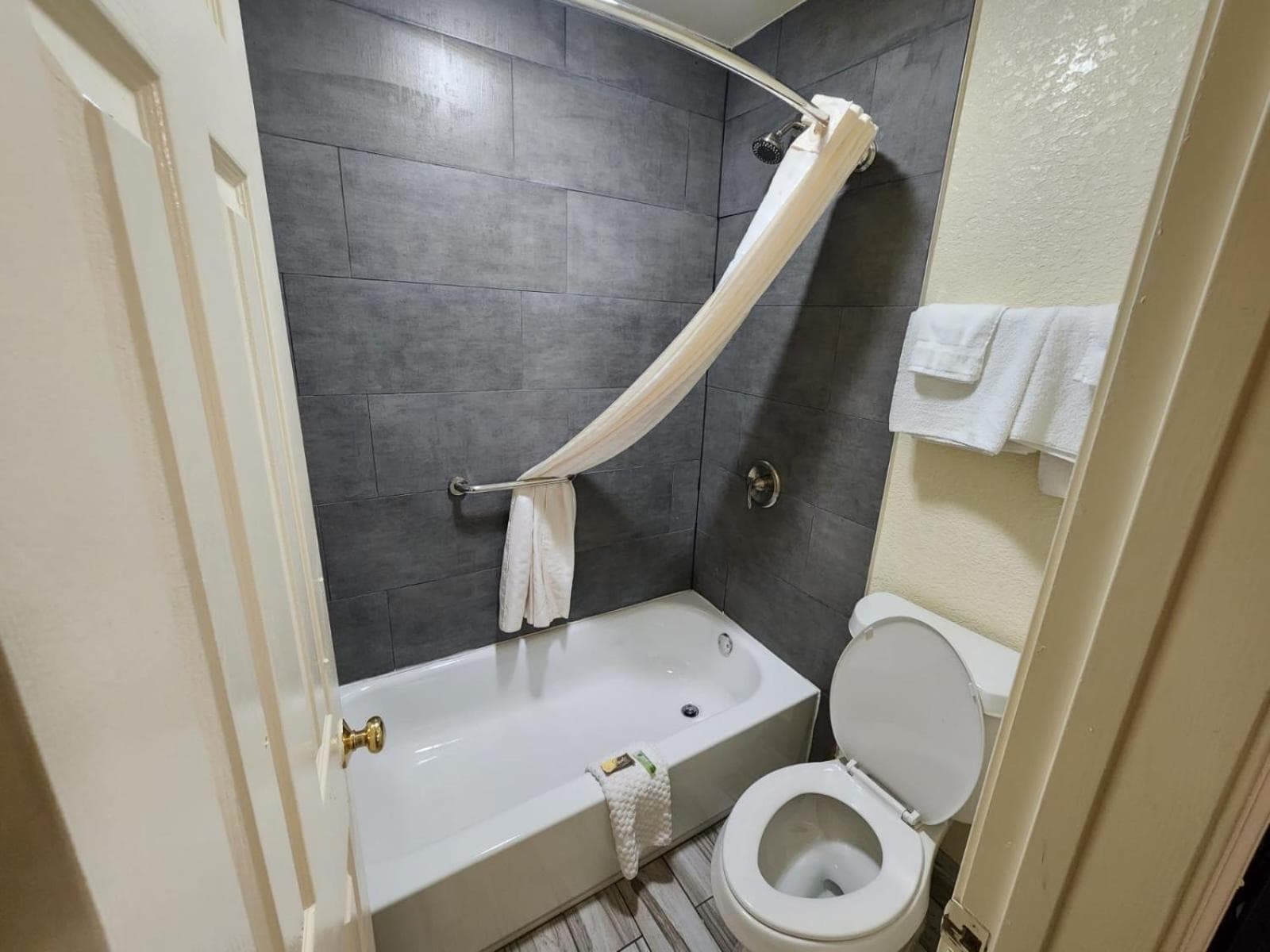 Green Garden Inn interior in Greensboro, GA — gallery photo 2