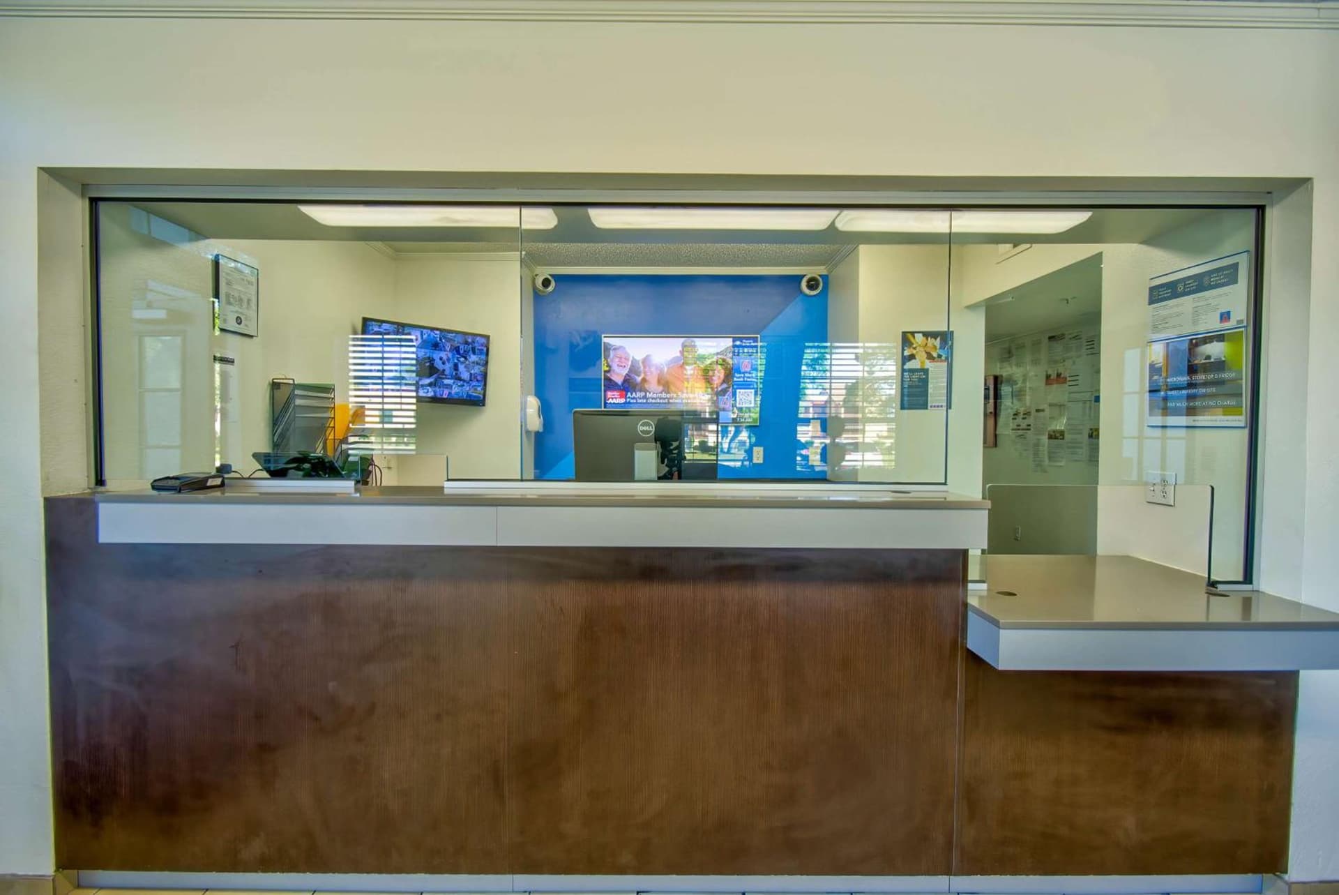 Studio 6-Phoenix, AZ - Deer Valley interior in Phoenix, AZ — gallery photo 2