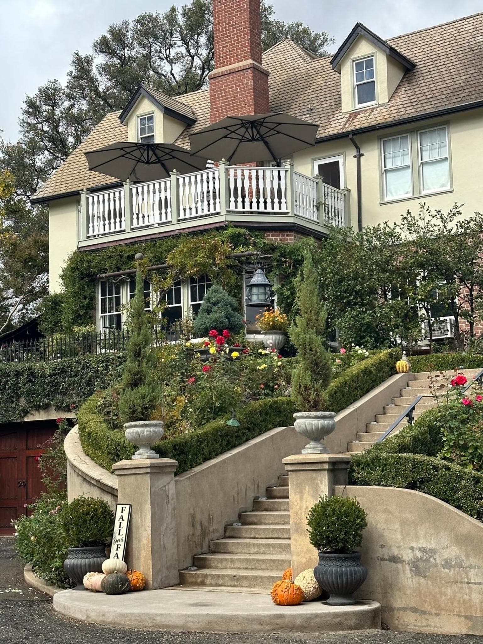 The Inn on Knowles Hill Bed & Breakfast Hotel interior in Sonora, CA — gallery photo 2