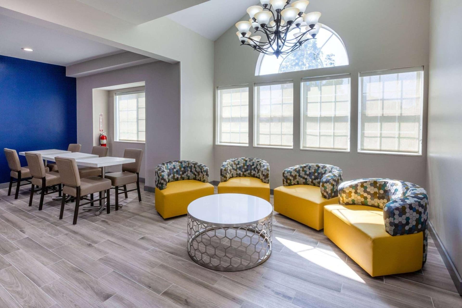 Microtel Inn & Suites by Wyndham Sunbury - Columbus North interior in Sunbury, OH — gallery photo 2