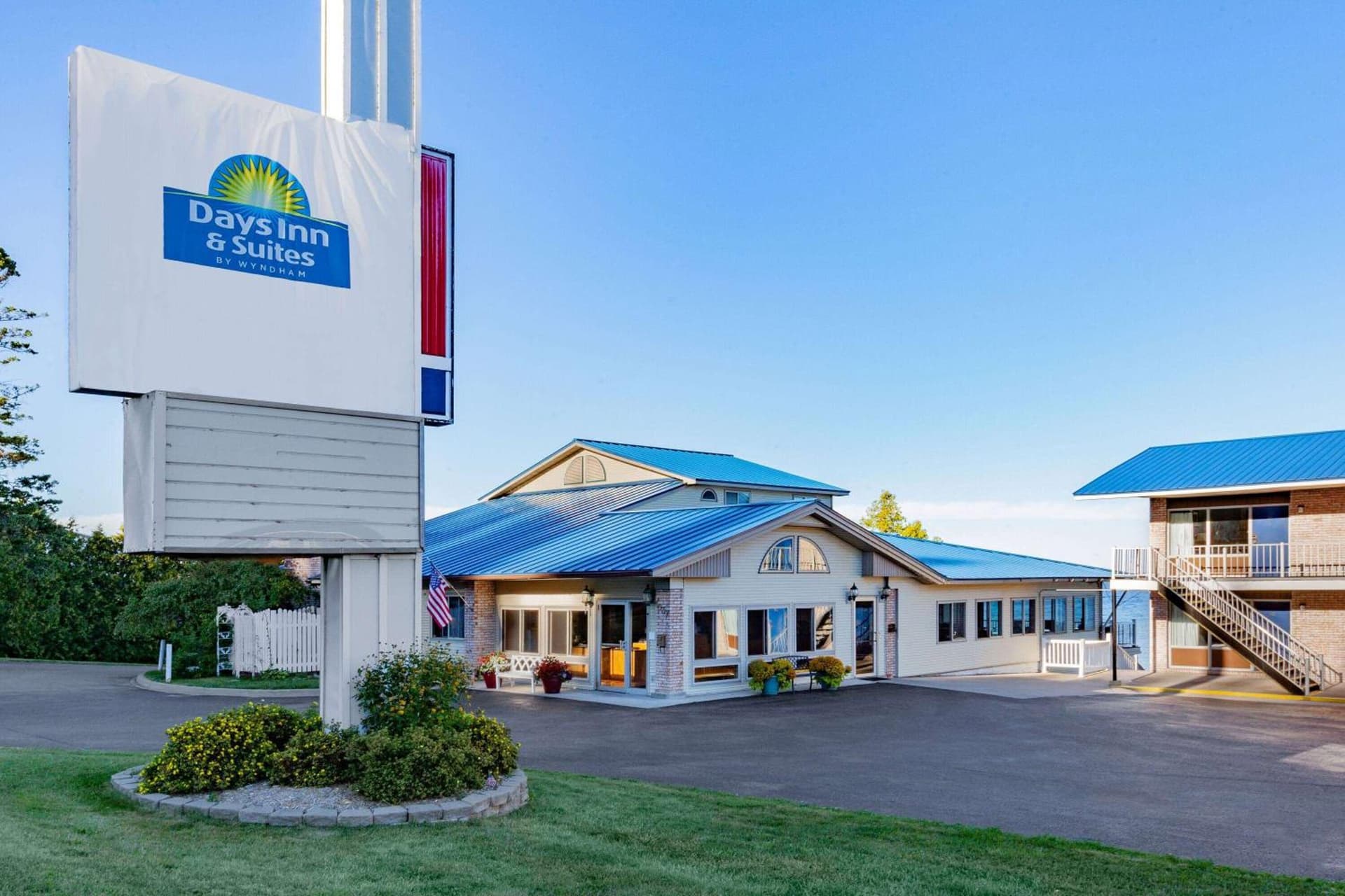 Days Inn & Suites by Wyndham St. Ignace Lakefront interior in Saint Ignace, MI — gallery photo 2