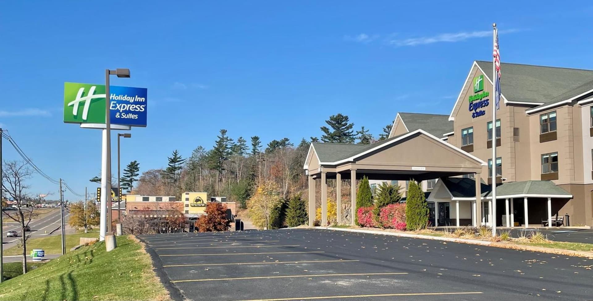 Holiday Inn Express & Suites Marquette by IHG interior in Marquette, MI — gallery photo 2