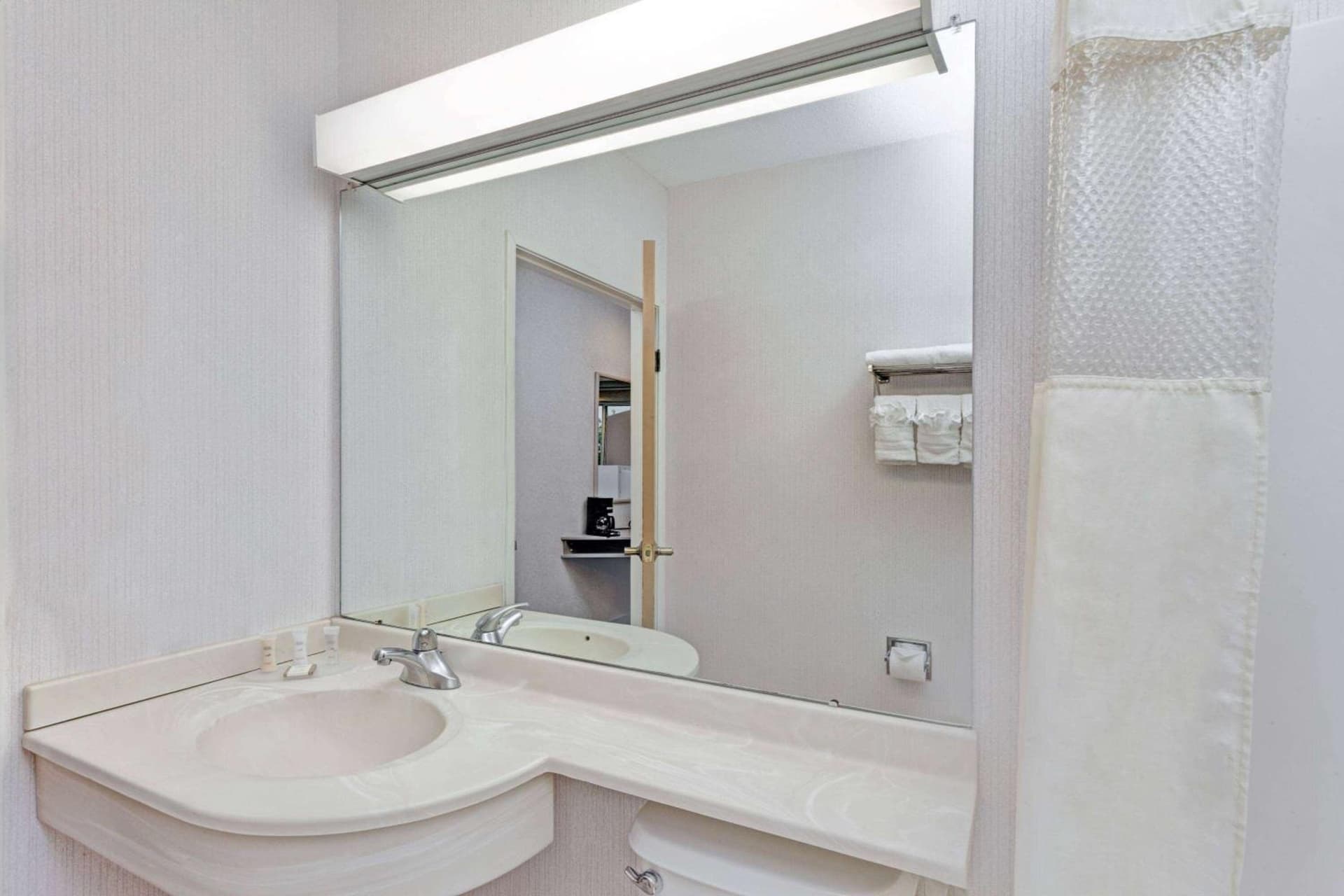 Red Lion Inn & Suites Elk Grove Village property views in Elk Grove Village, IL — gallery photo 3