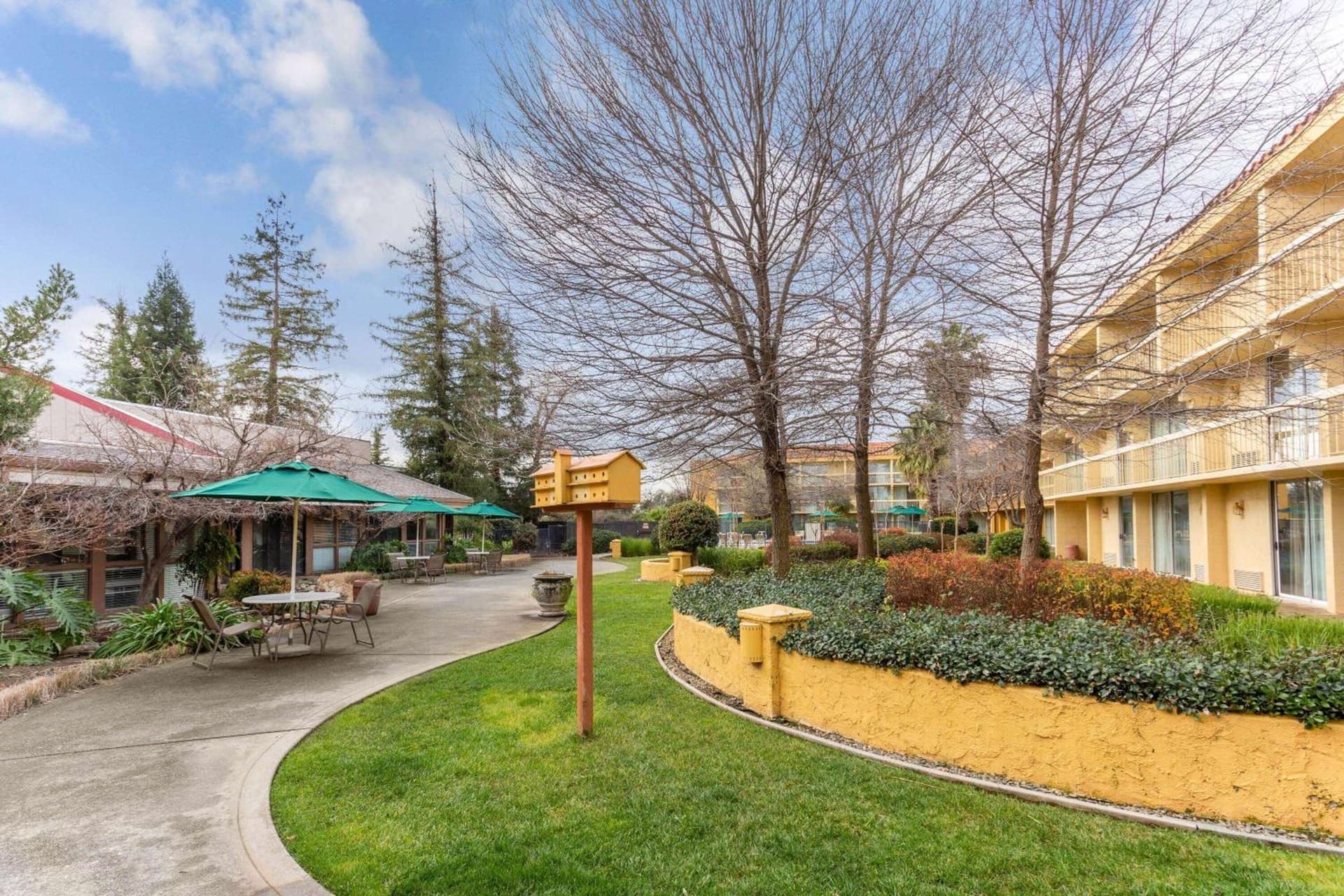 La Quinta by Wyndham Redding featured exterior or lobby in Redding, CA — similar hotel