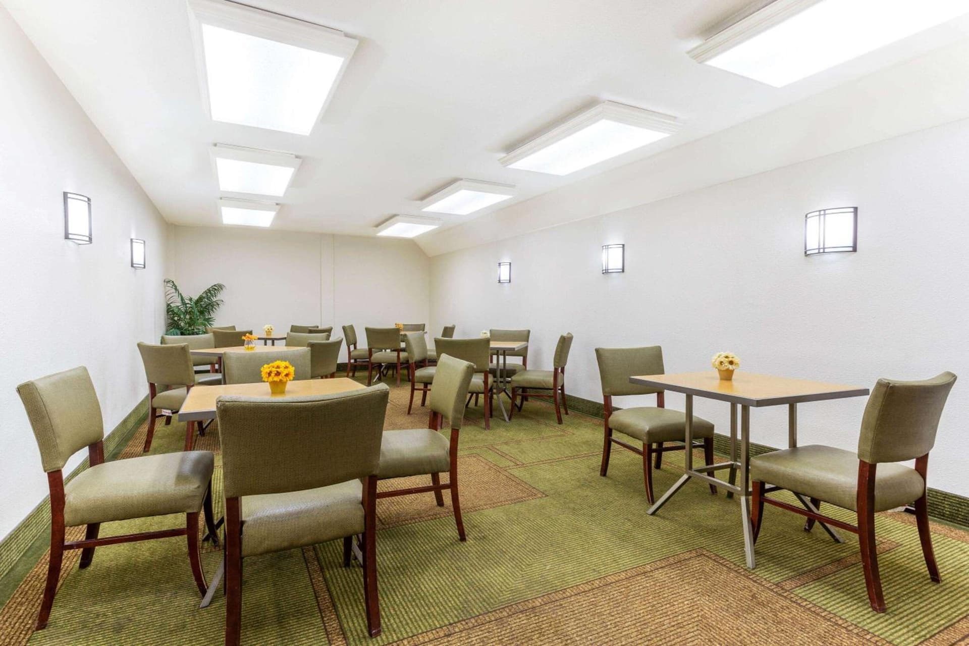 La Quinta by Wyndham Redding interior in Redding, CA — gallery photo 2