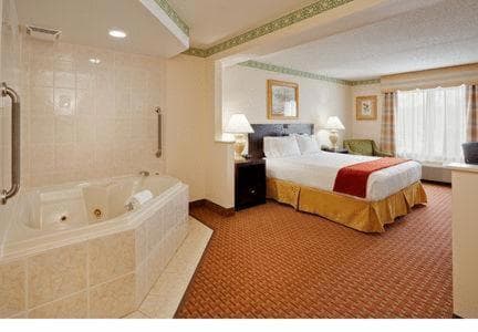 Holiday Inn Express Hotel & Suites Easton by IHG interior in Easton, PA — gallery photo 2