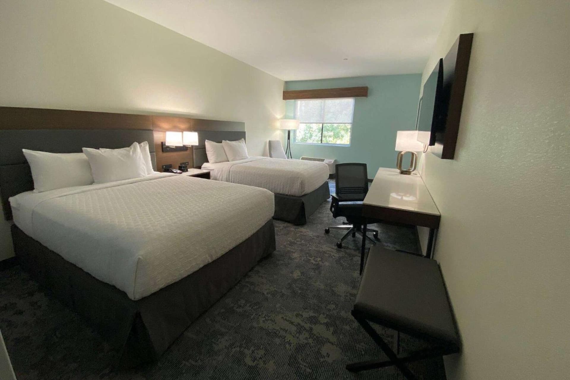 La Quinta Inn & Suites by Wyndham Santa Cruz interior in Santa Cruz, CA — gallery photo 2