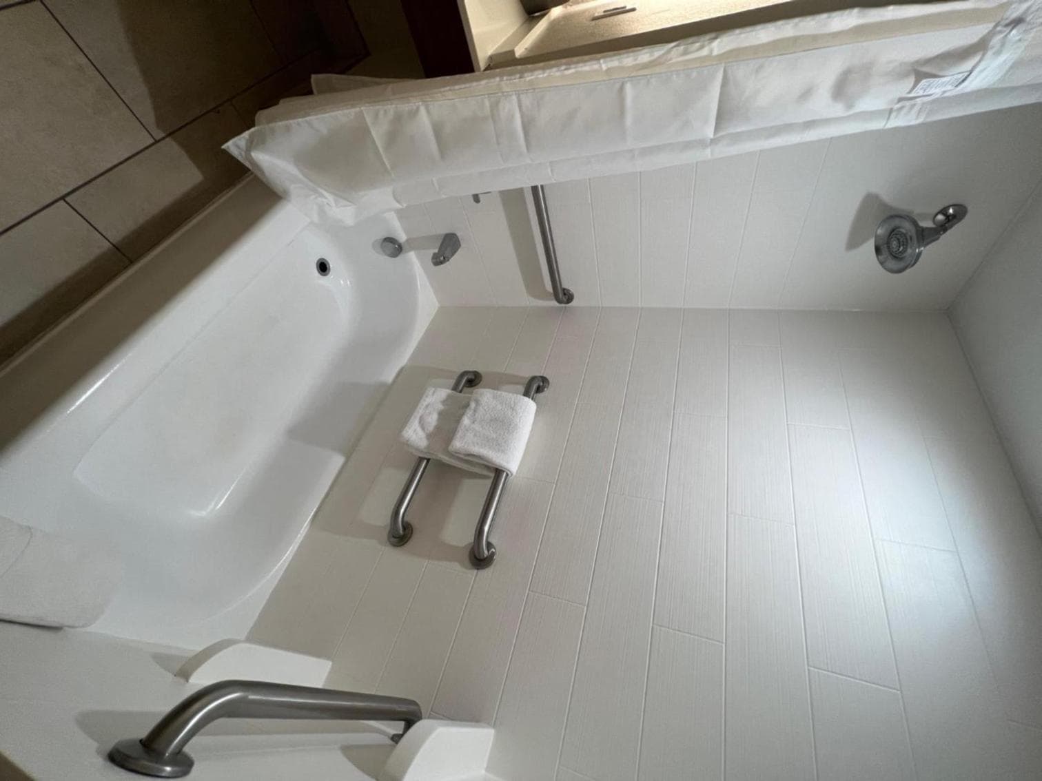 Holiday Inn Express Hotel & Suites Lake Elsinore by IHG gallery photo in Lake Elsinore, CA — image 19