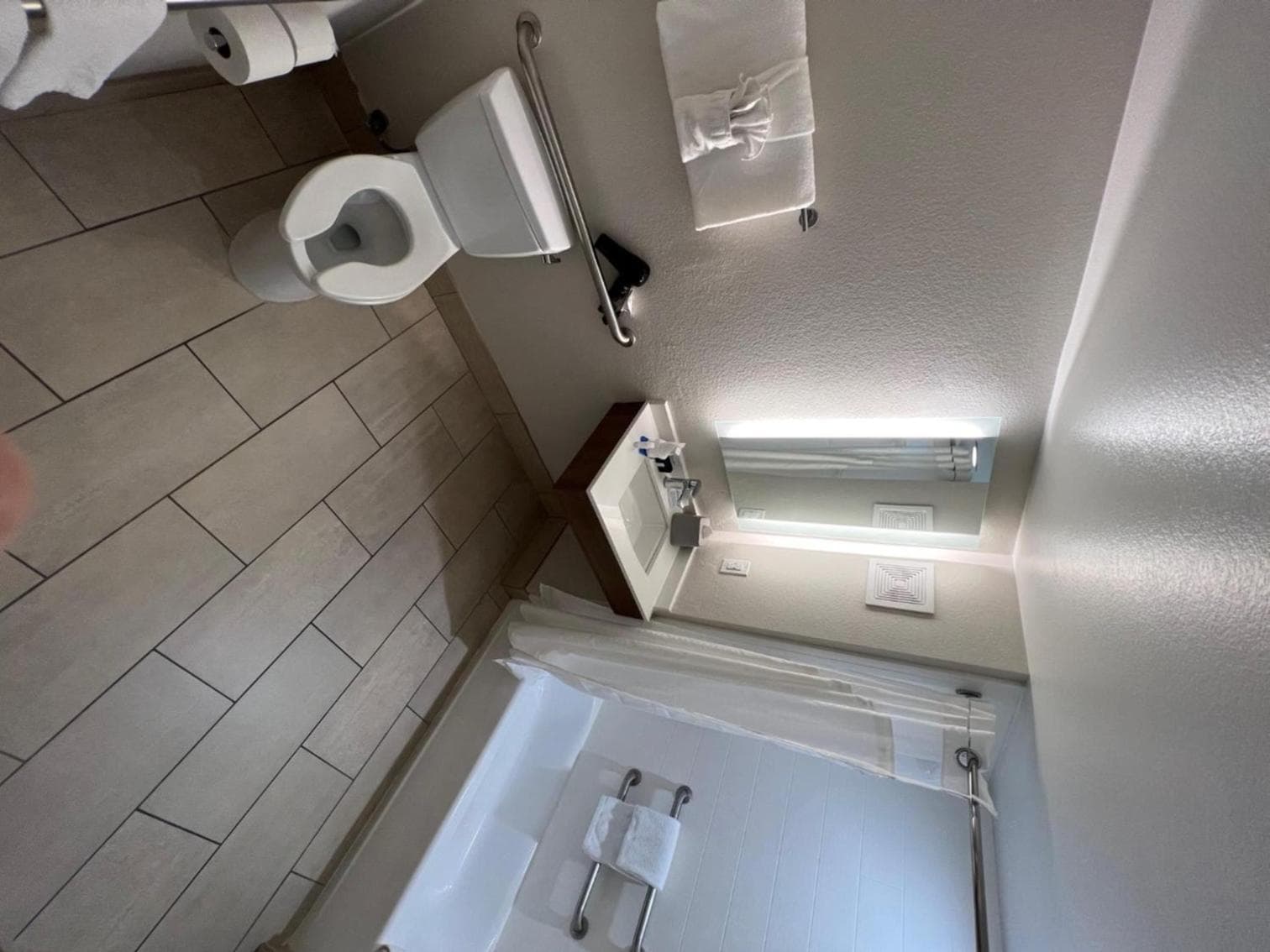 Holiday Inn Express Hotel & Suites Lake Elsinore by IHG gallery photo in Lake Elsinore, CA — image 16
