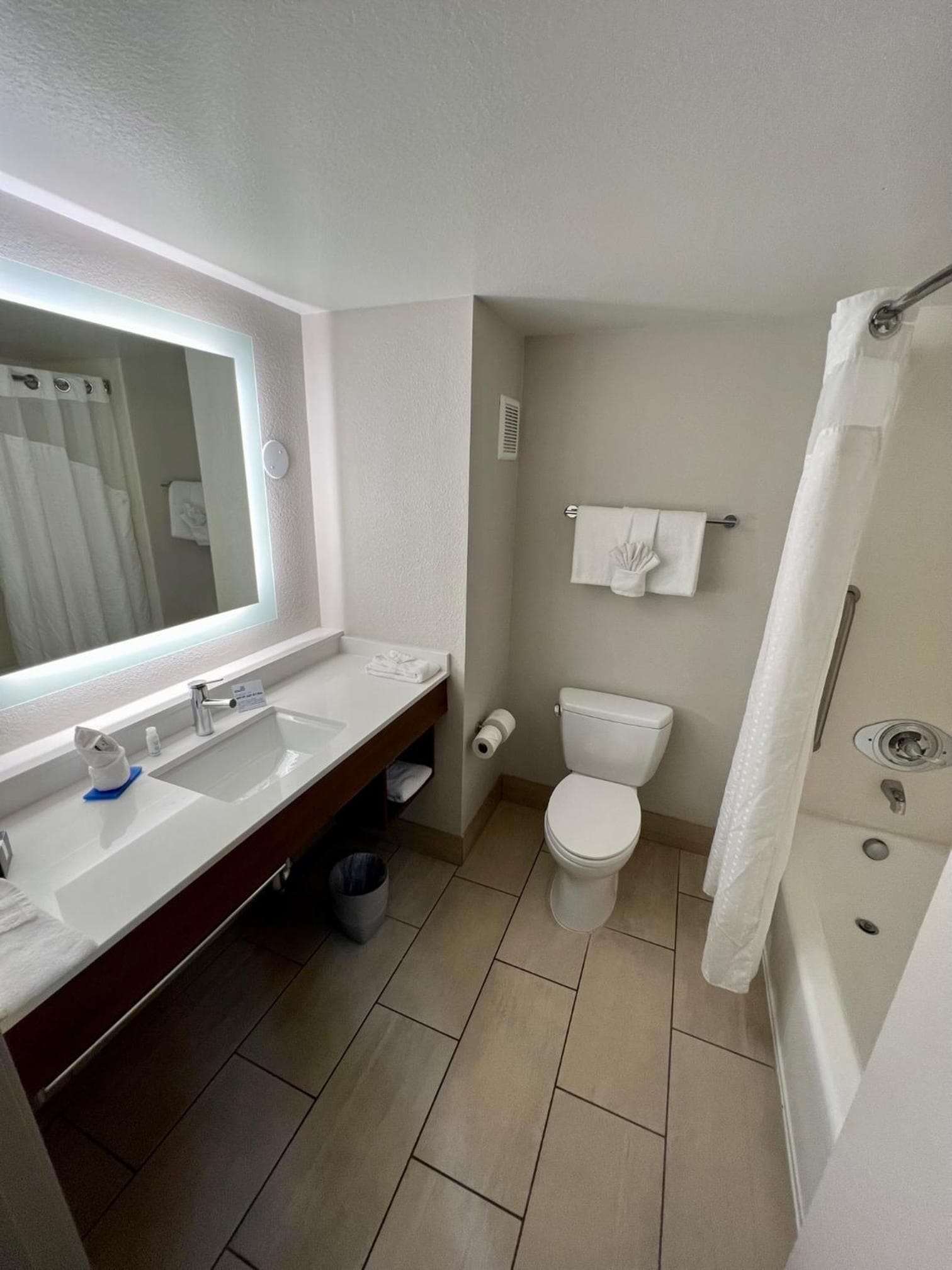 Holiday Inn Express Hotel & Suites Lake Elsinore by IHG gallery photo in Lake Elsinore, CA — image 26