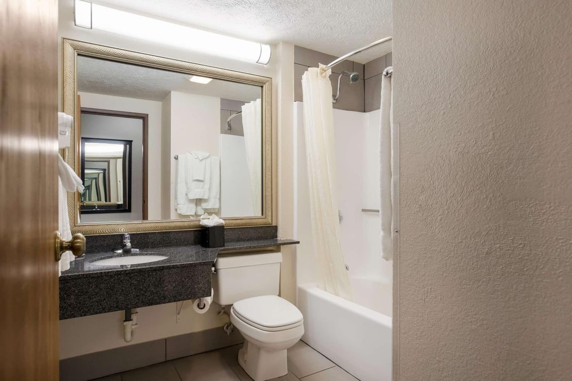 Best Western Kendallville Inn gallery photo in Kendallville, IN — image 33