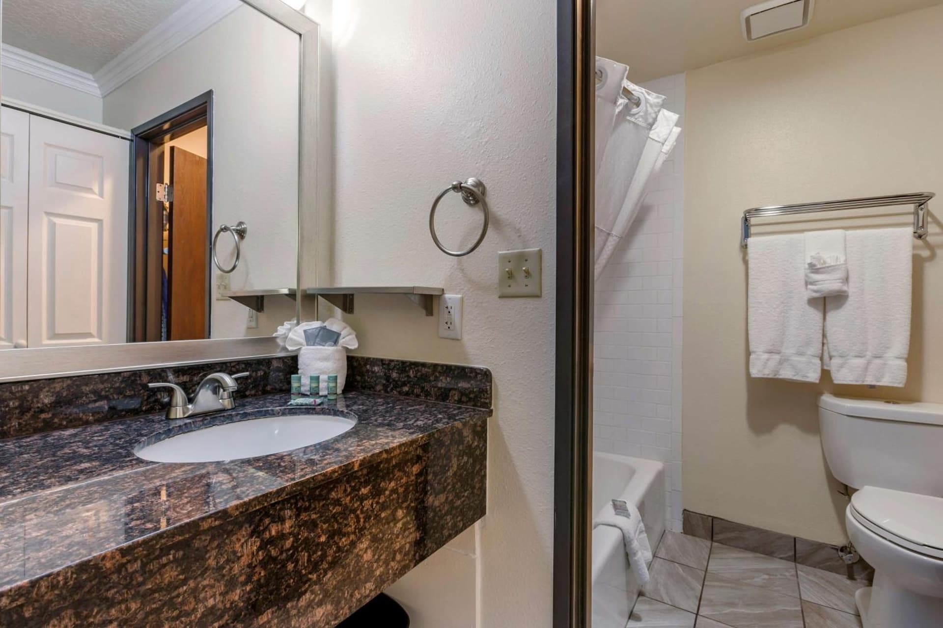 Best Western Airport Albuquerque InnSuites Hotel & Suites gallery photo in Albuquerque, NM — image 25