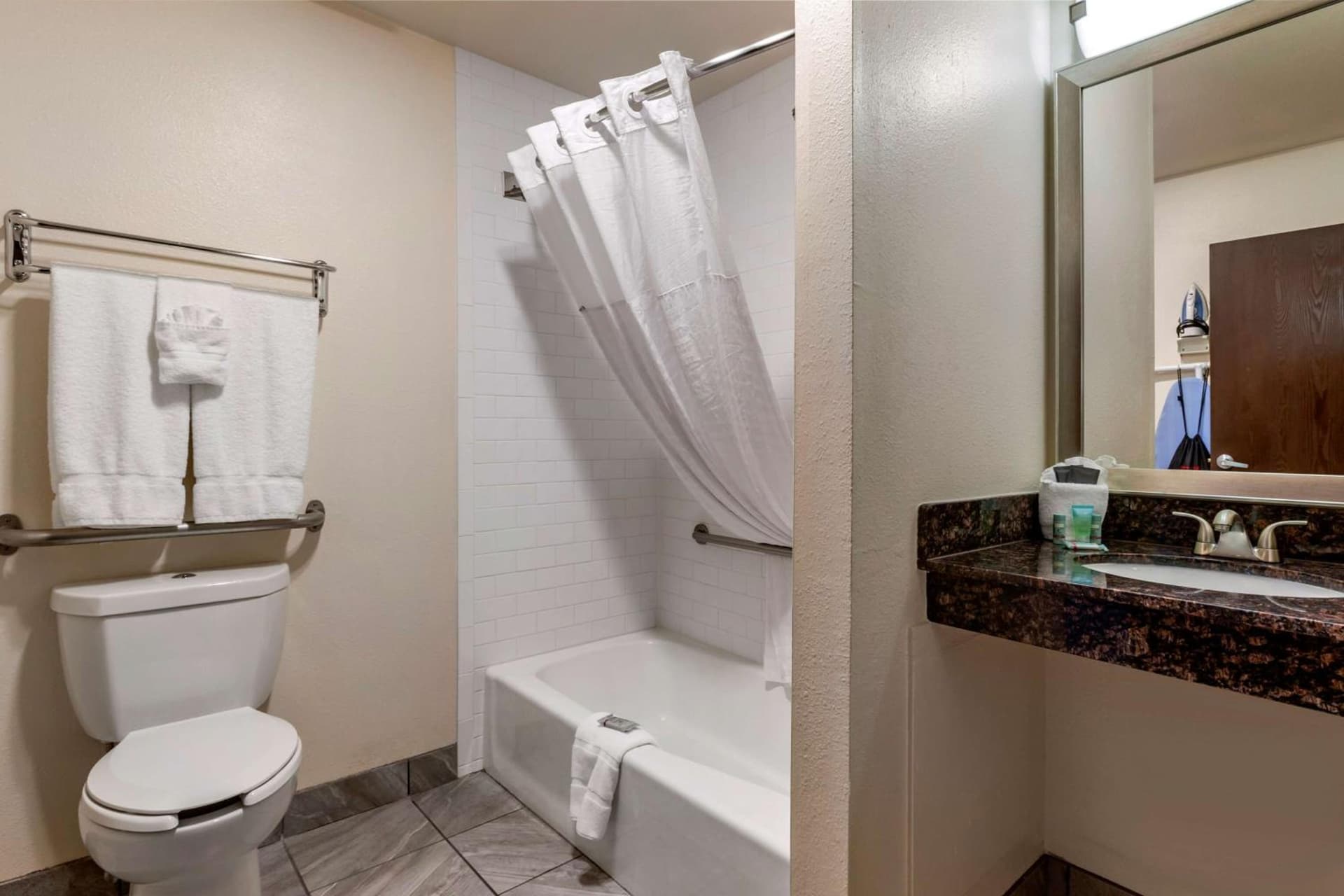 Best Western Airport Albuquerque InnSuites Hotel & Suites gallery photo in Albuquerque, NM — image 13