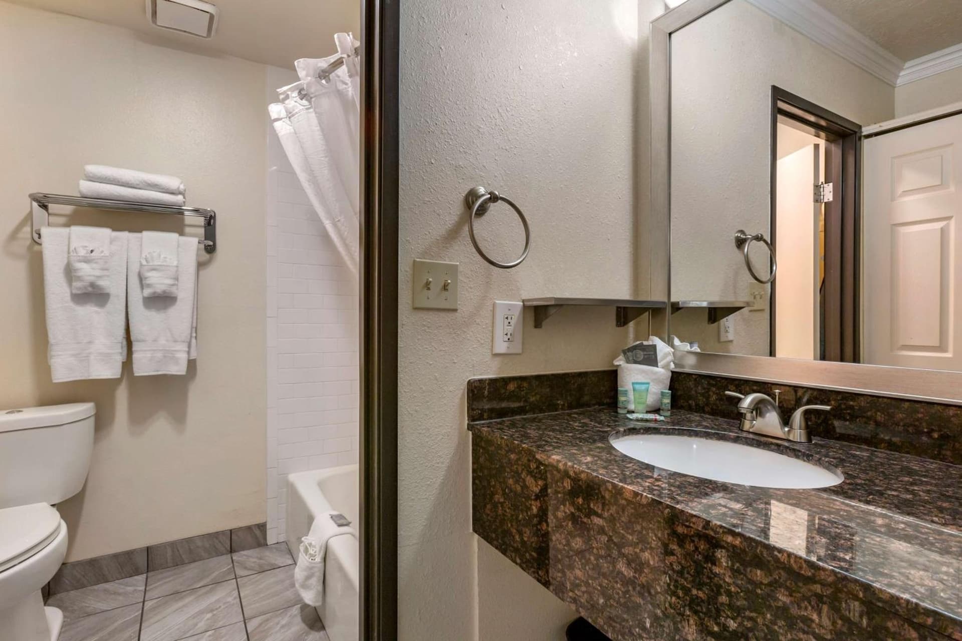 Best Western Airport Albuquerque InnSuites Hotel & Suites gallery photo in Albuquerque, NM — image 19