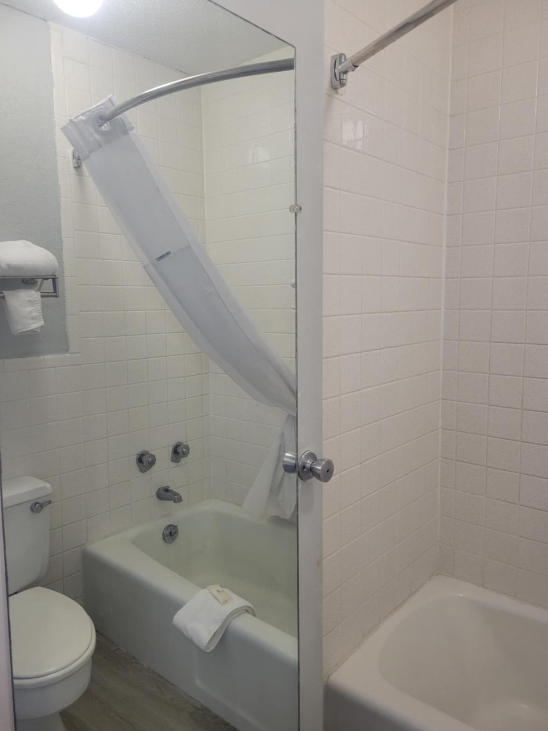 Baymont by Wyndham Hannibal interior in Hannibal, MO — gallery photo 2