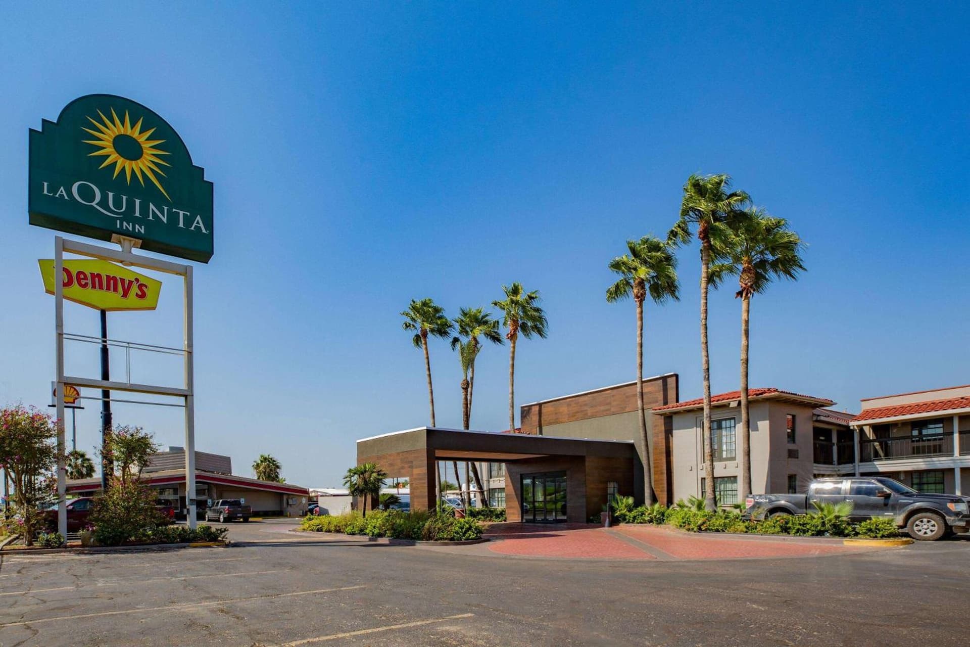La Quinta Inn by Wyndham Laredo I-35 interior in Laredo, TX — gallery photo 2