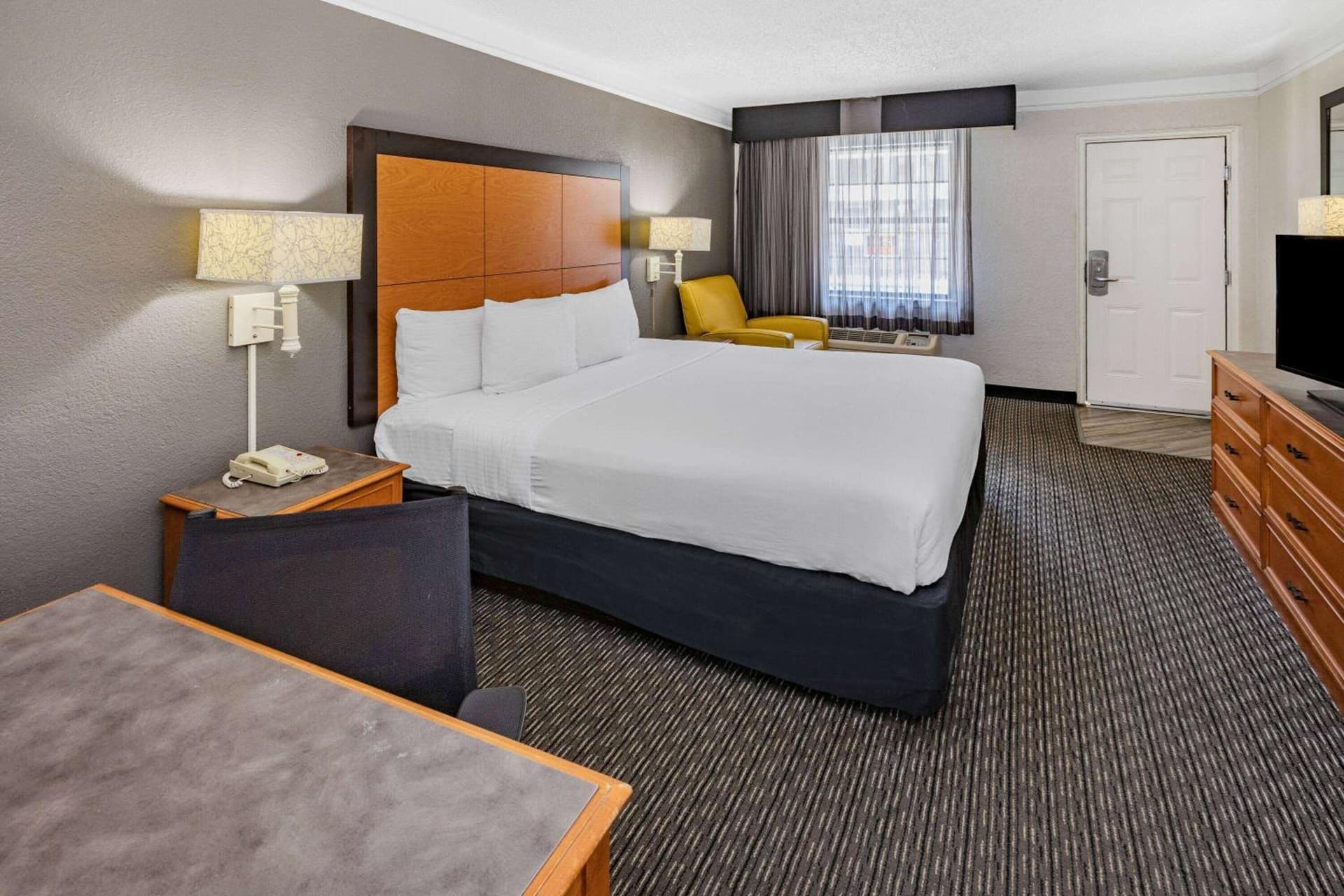 La Quinta Inn by Wyndham Laredo I-35 interior in Laredo, TX — gallery photo 2
