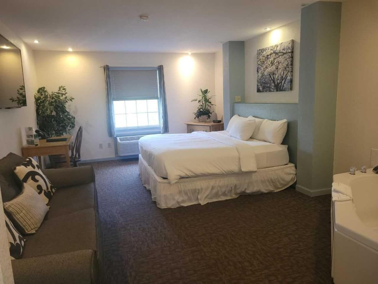 Brook Pointe Resort interior in Syracuse, IN — gallery photo 2