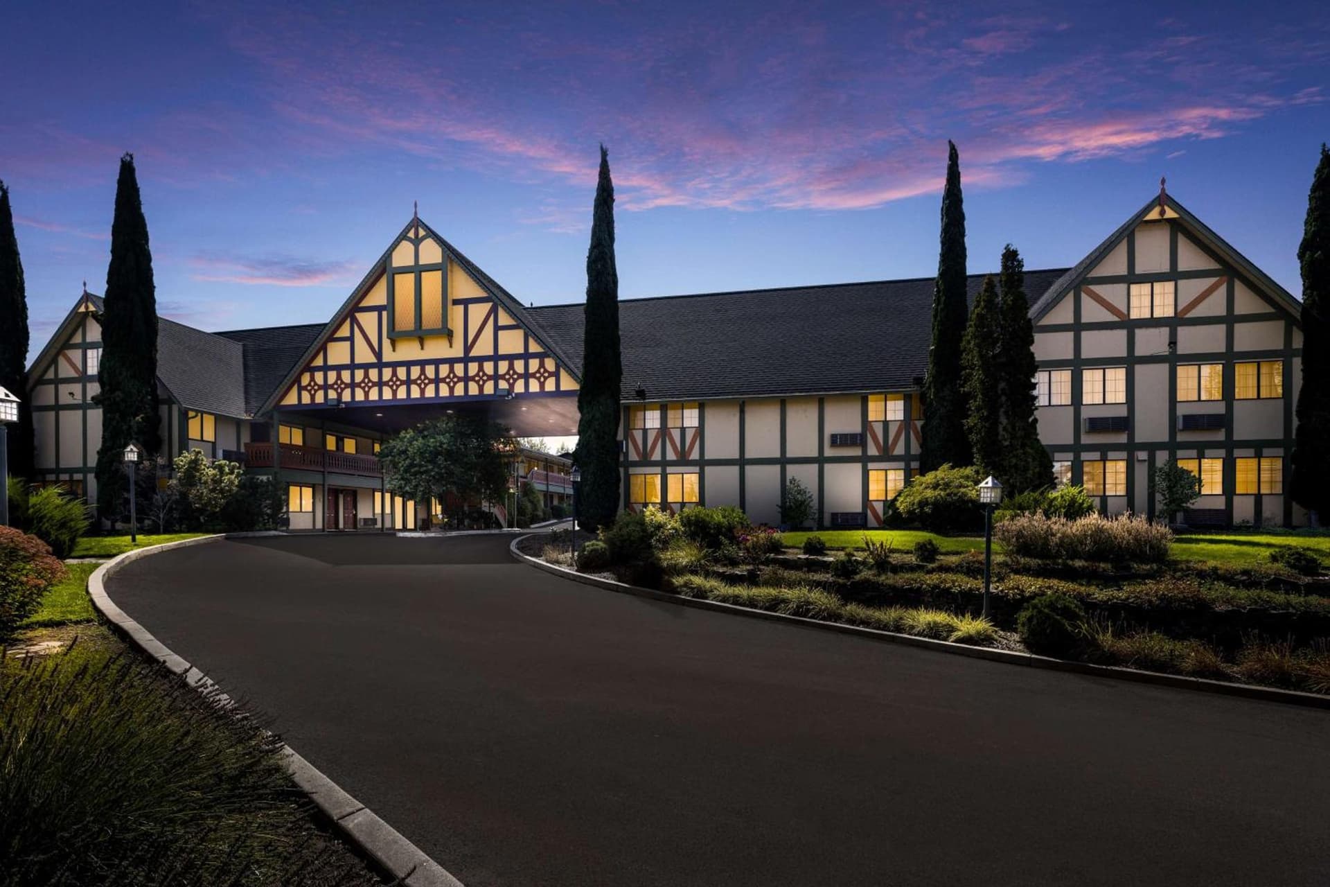 Best Western Windsor Inn interior in Ashland, OR — gallery photo 2