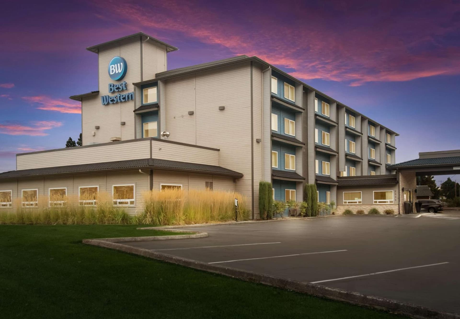 Best Western McMinnville Inn interior in McMinnville, OR — gallery photo 2
