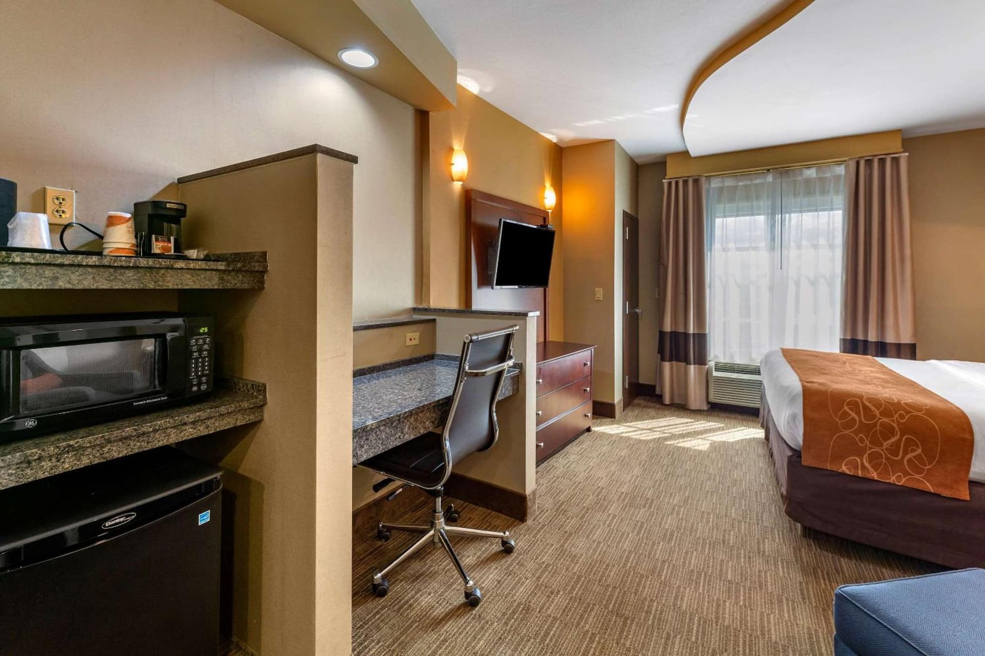 Comfort Suites Perrysburg - Toledo South interior in Perrysburg, OH — gallery photo 2