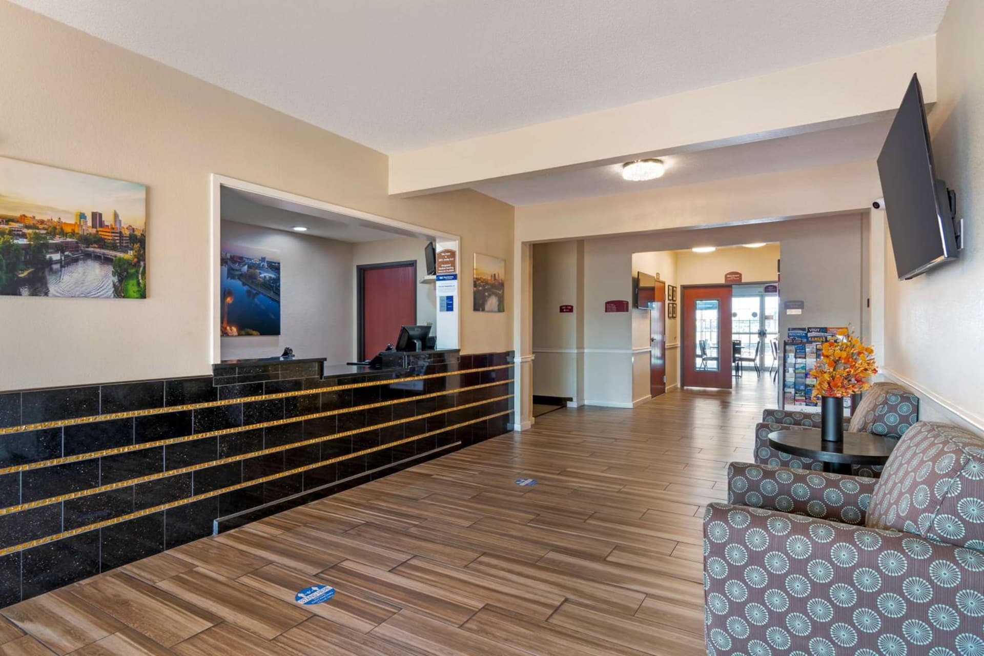 Best Western Governors Inn and Suites interior in Wichita, KS — gallery photo 2