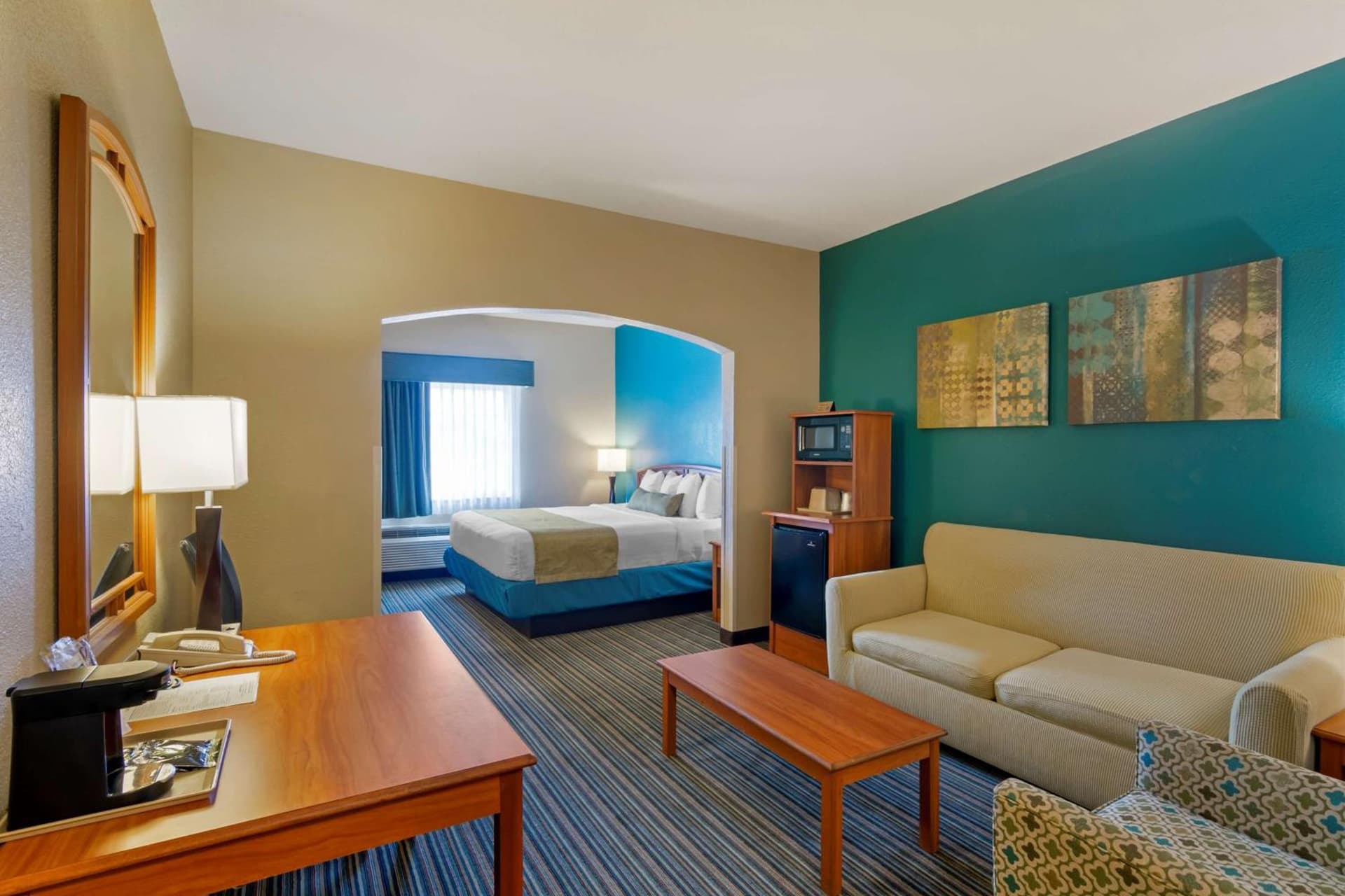 Best Western Governors Inn and Suites property views in Wichita, KS — gallery photo 3