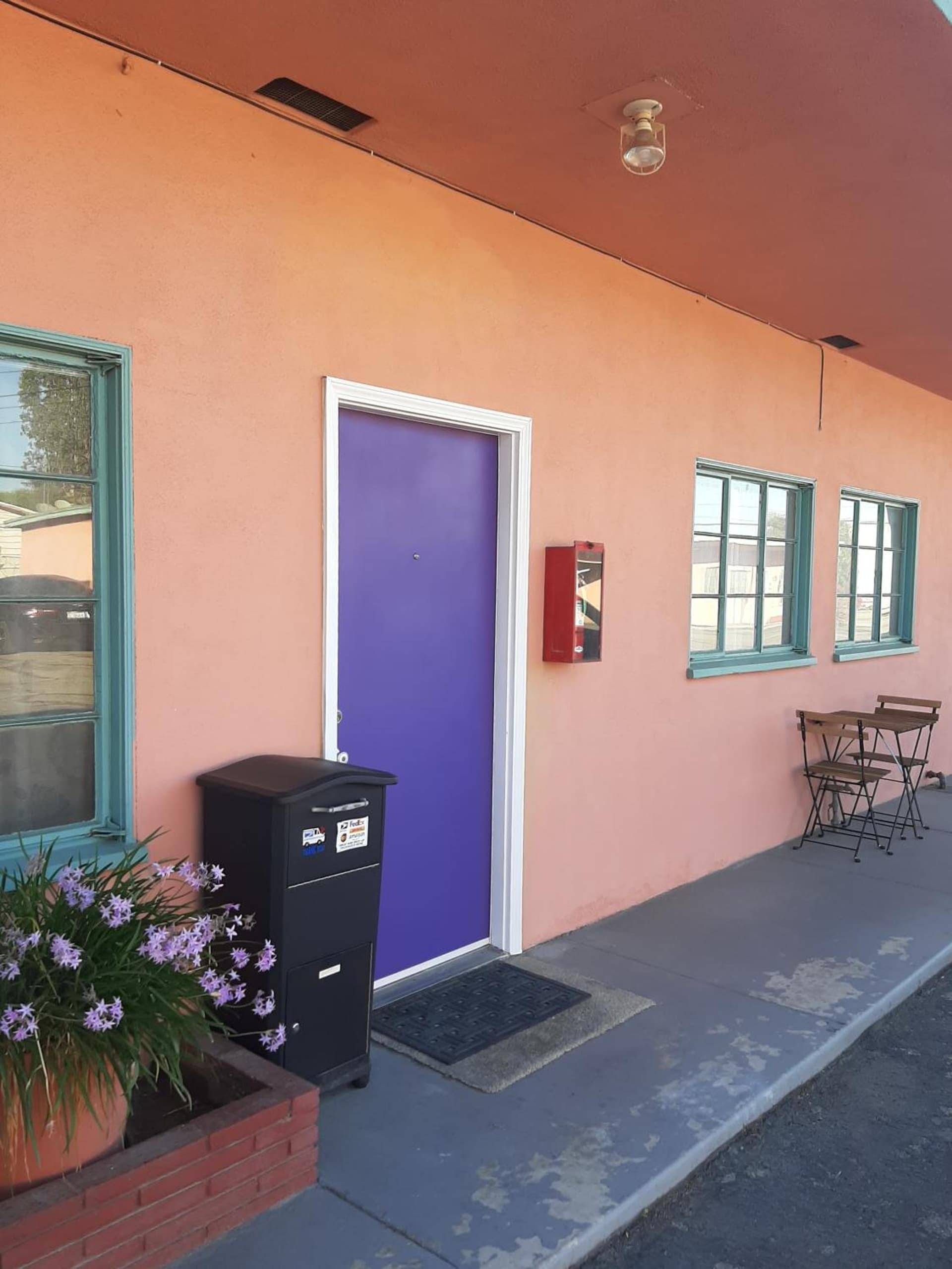 HARRY'S MAN CAVE - A Vintage Motel on the Historic 395 route - The New Star Motel Experience — hotel in Moreno Valley, California