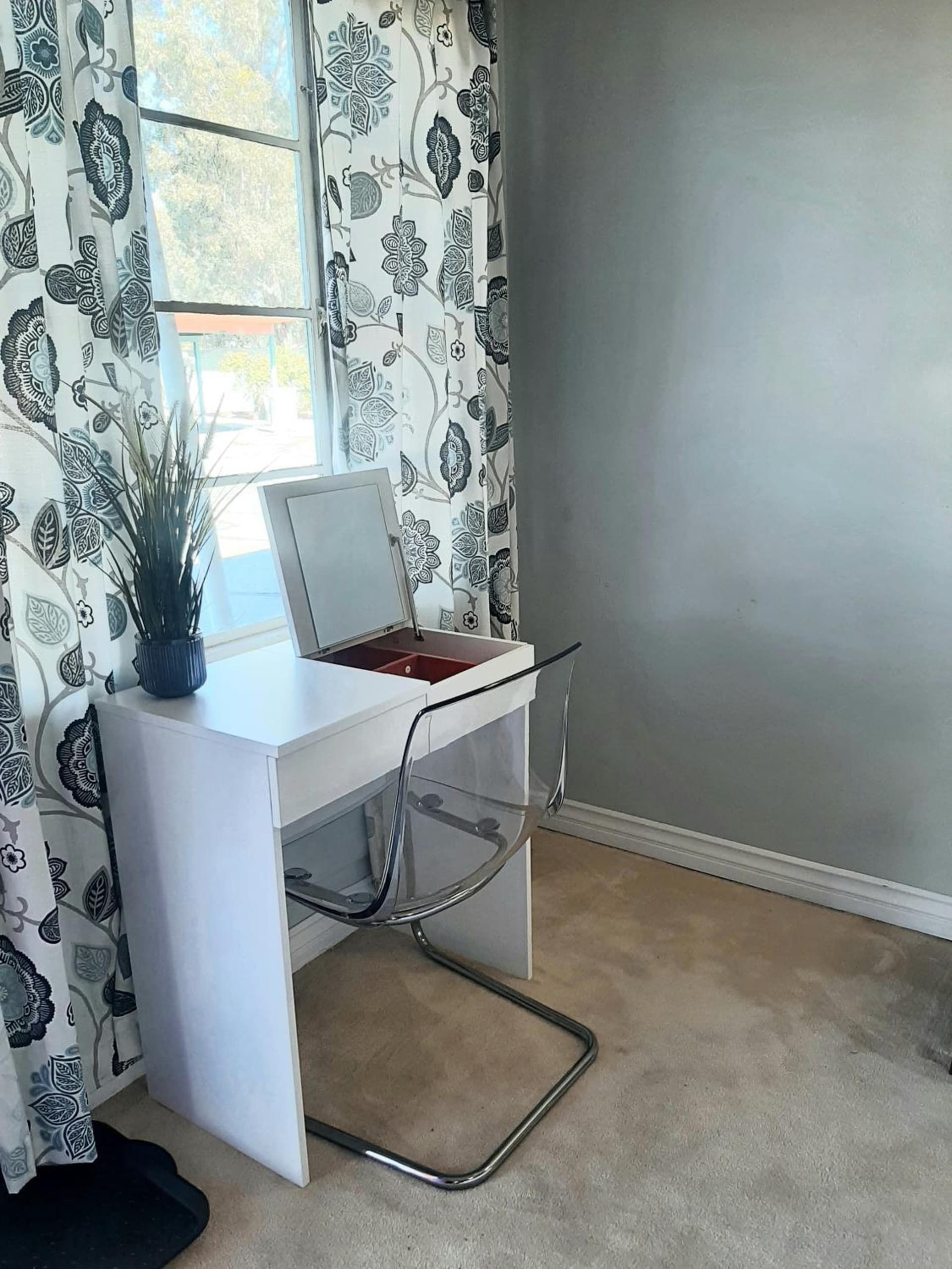 HARRY'S MAN CAVE - A Vintage Motel on the Historic 395 route - The New Star Motel Experience interior in Moreno Valley, CA — gallery photo 2