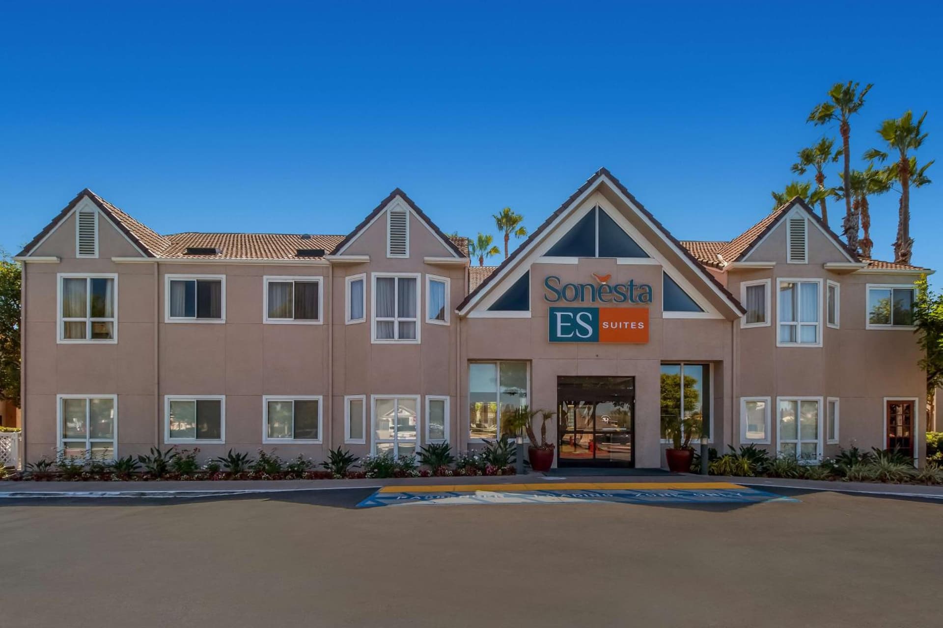 Sonesta ES Suites Huntington Beach Fountain Valley interior in Huntington Beach, CA — gallery photo 2