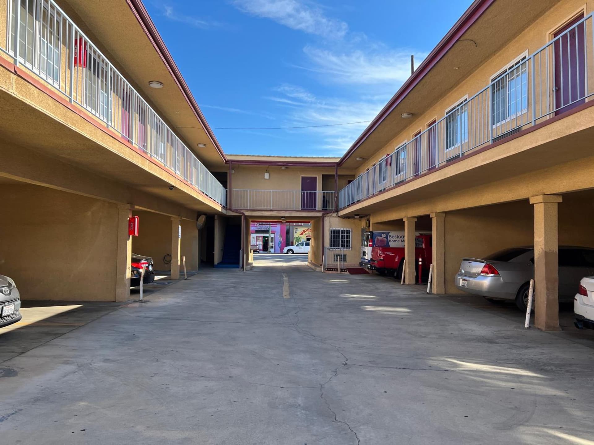 Deluxe Inn LA property views in Los Angeles, CA — gallery photo 3