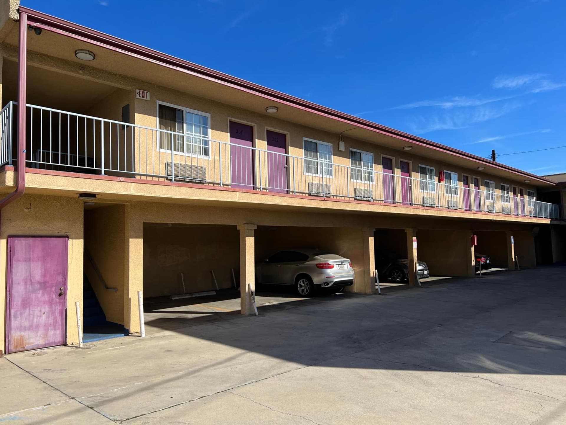 Deluxe Inn LA interior in Los Angeles, CA — gallery photo 2