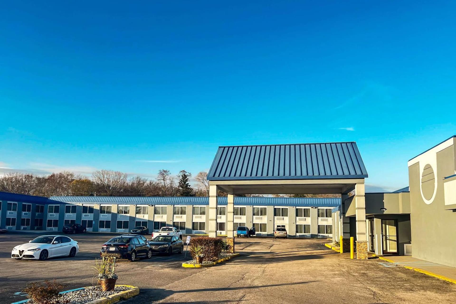 Days Inn & Suites by Wyndham Norton Shores/Muskegon gallery photo in Muskegon, MI — image 18