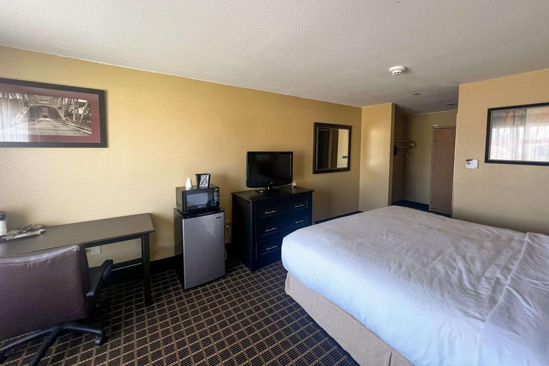 Days Inn & Suites by Wyndham Norton Shores/Muskegon gallery photo in Muskegon, MI — image 77