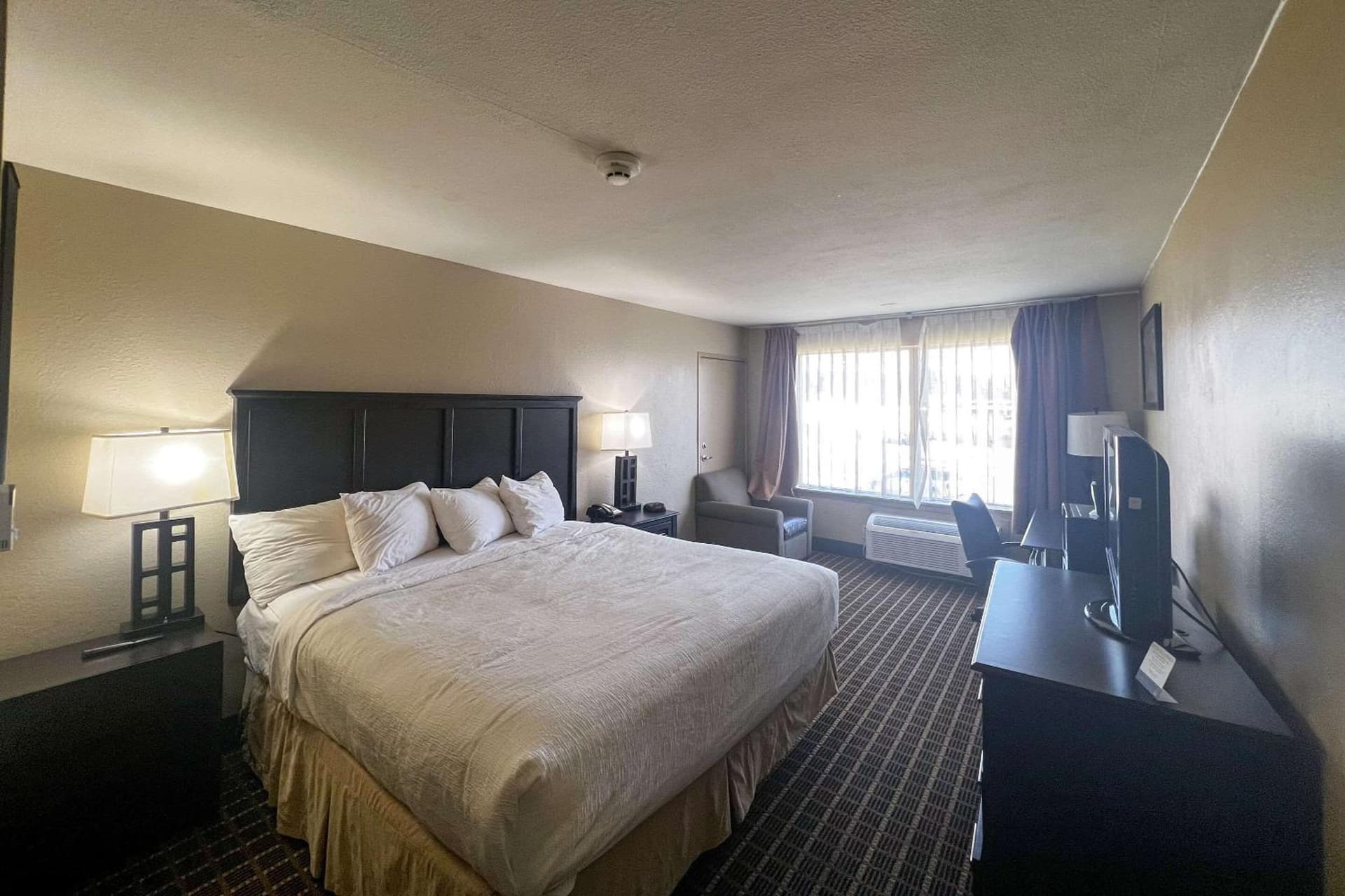 Days Inn & Suites by Wyndham Norton Shores/Muskegon gallery photo in Muskegon, MI — image 10