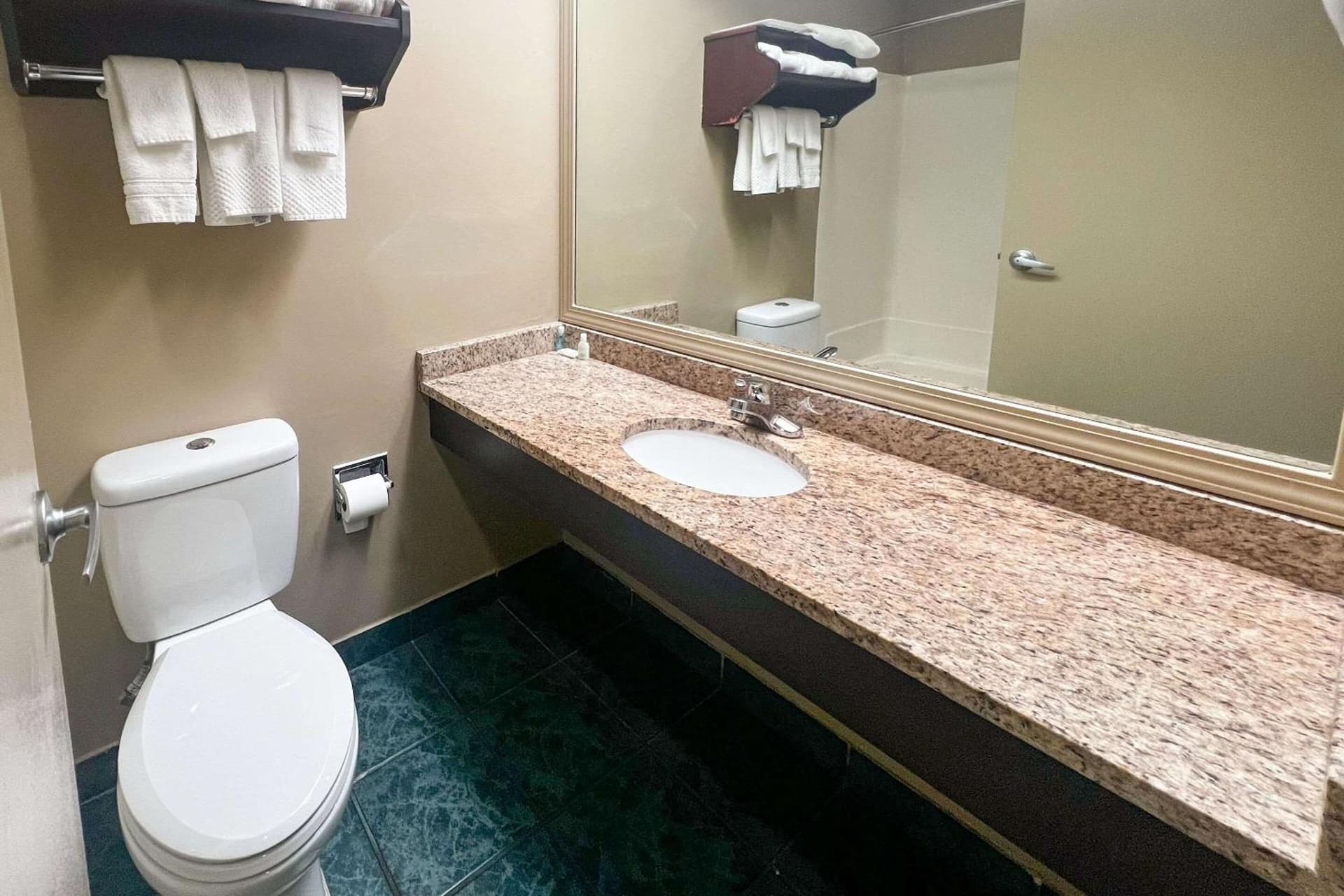 Days Inn & Suites by Wyndham Norton Shores/Muskegon gallery photo in Muskegon, MI — image 17