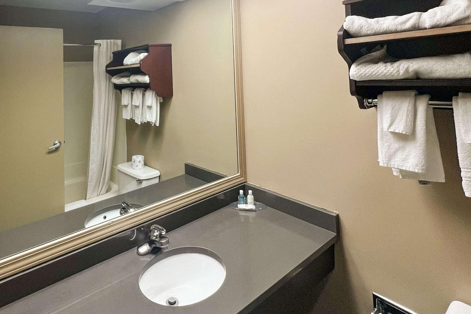 Days Inn & Suites by Wyndham Norton Shores/Muskegon gallery photo in Muskegon, MI — image 23