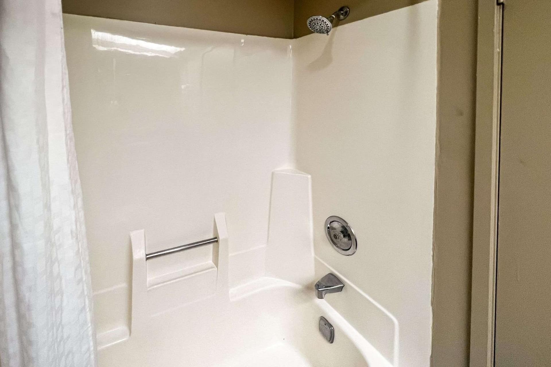 Days Inn & Suites by Wyndham Norton Shores/Muskegon gallery photo in Muskegon, MI — image 35