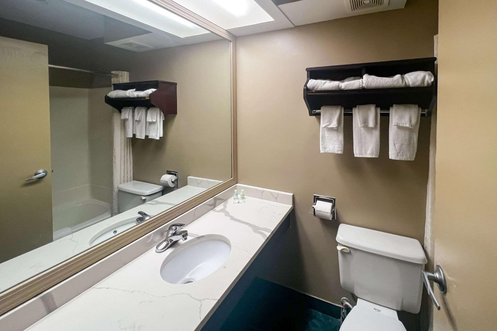 Days Inn & Suites by Wyndham Norton Shores/Muskegon gallery photo in Muskegon, MI — image 51