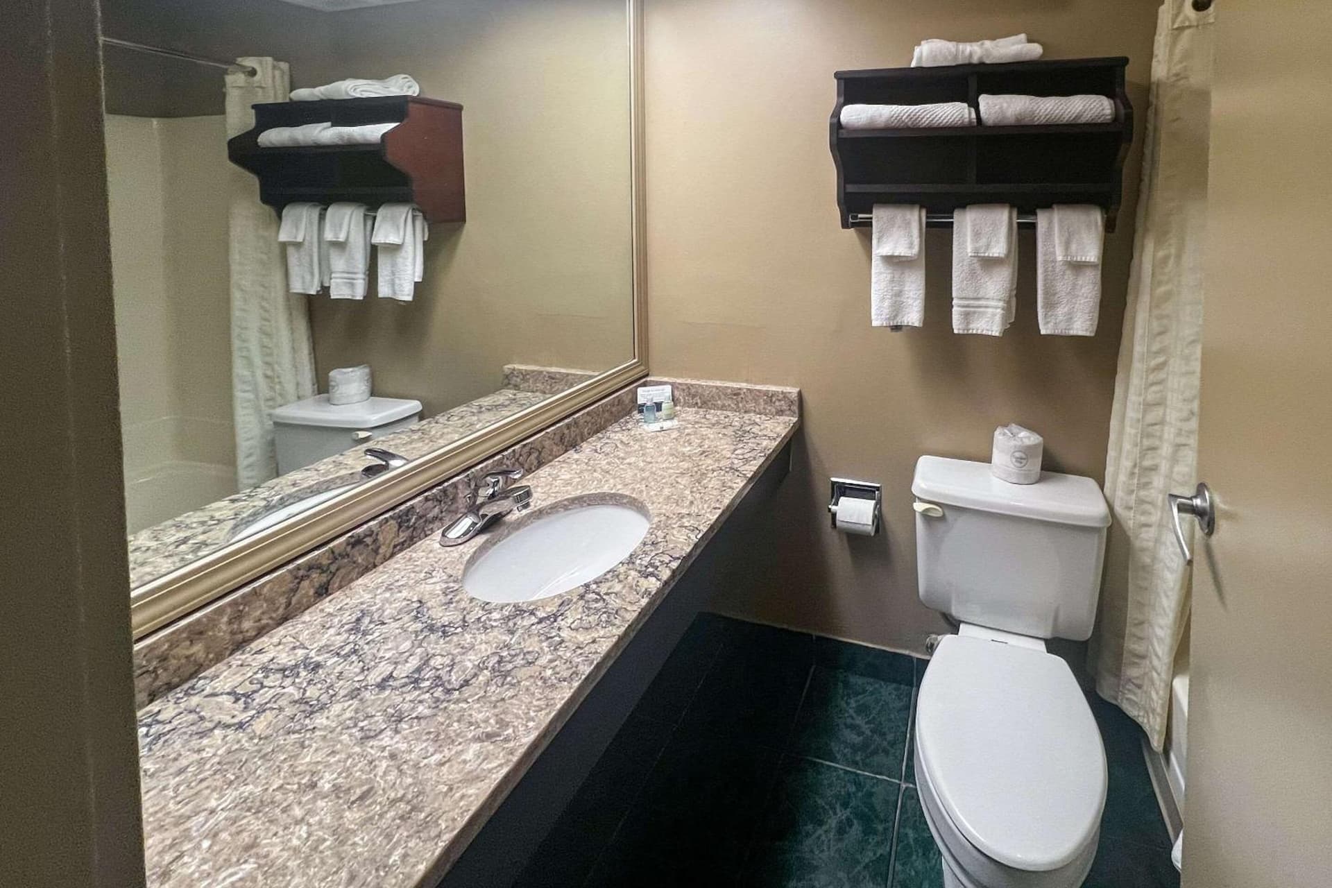 Days Inn & Suites by Wyndham Norton Shores/Muskegon gallery photo in Muskegon, MI — image 69