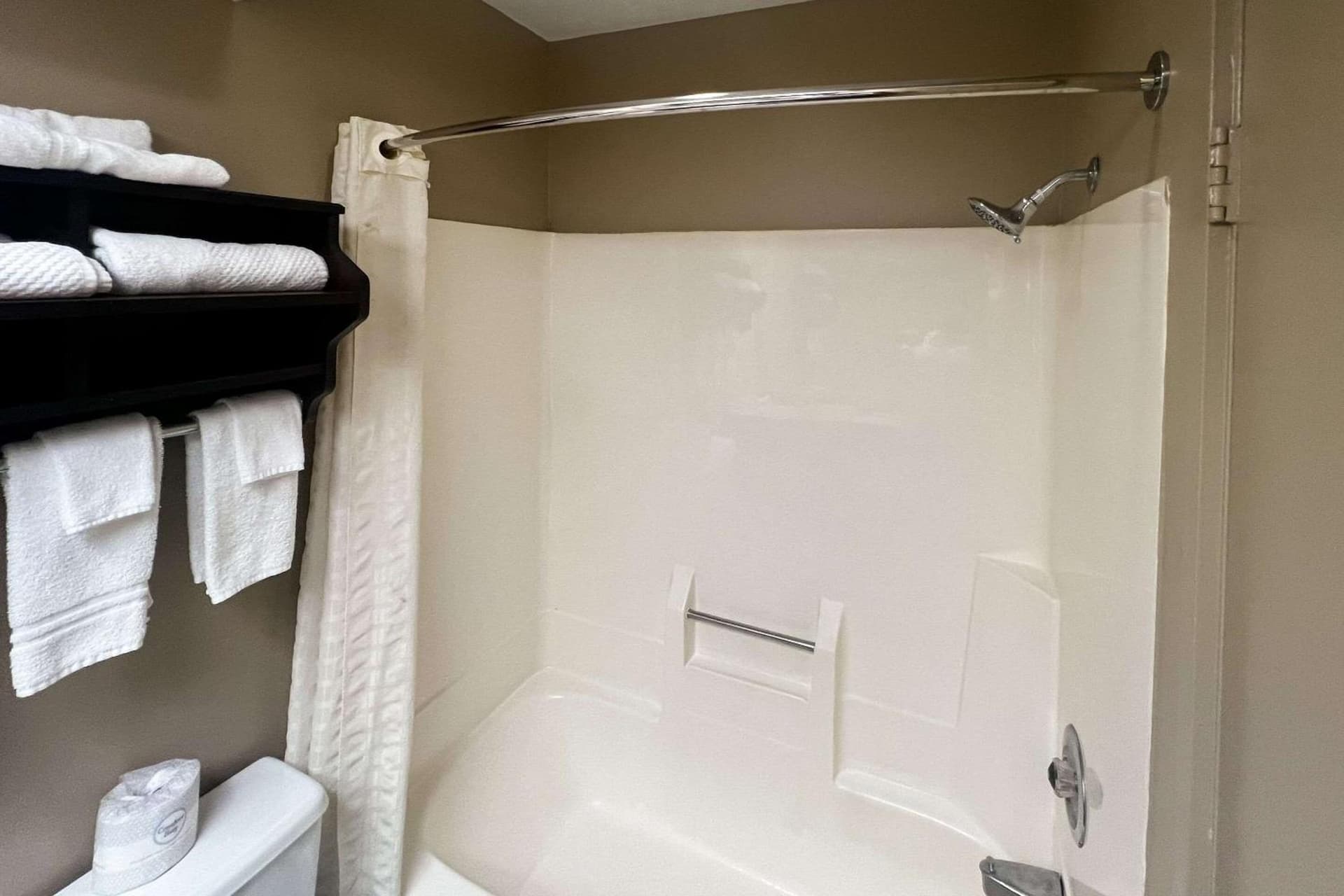 Days Inn & Suites by Wyndham Norton Shores/Muskegon gallery photo in Muskegon, MI — image 12